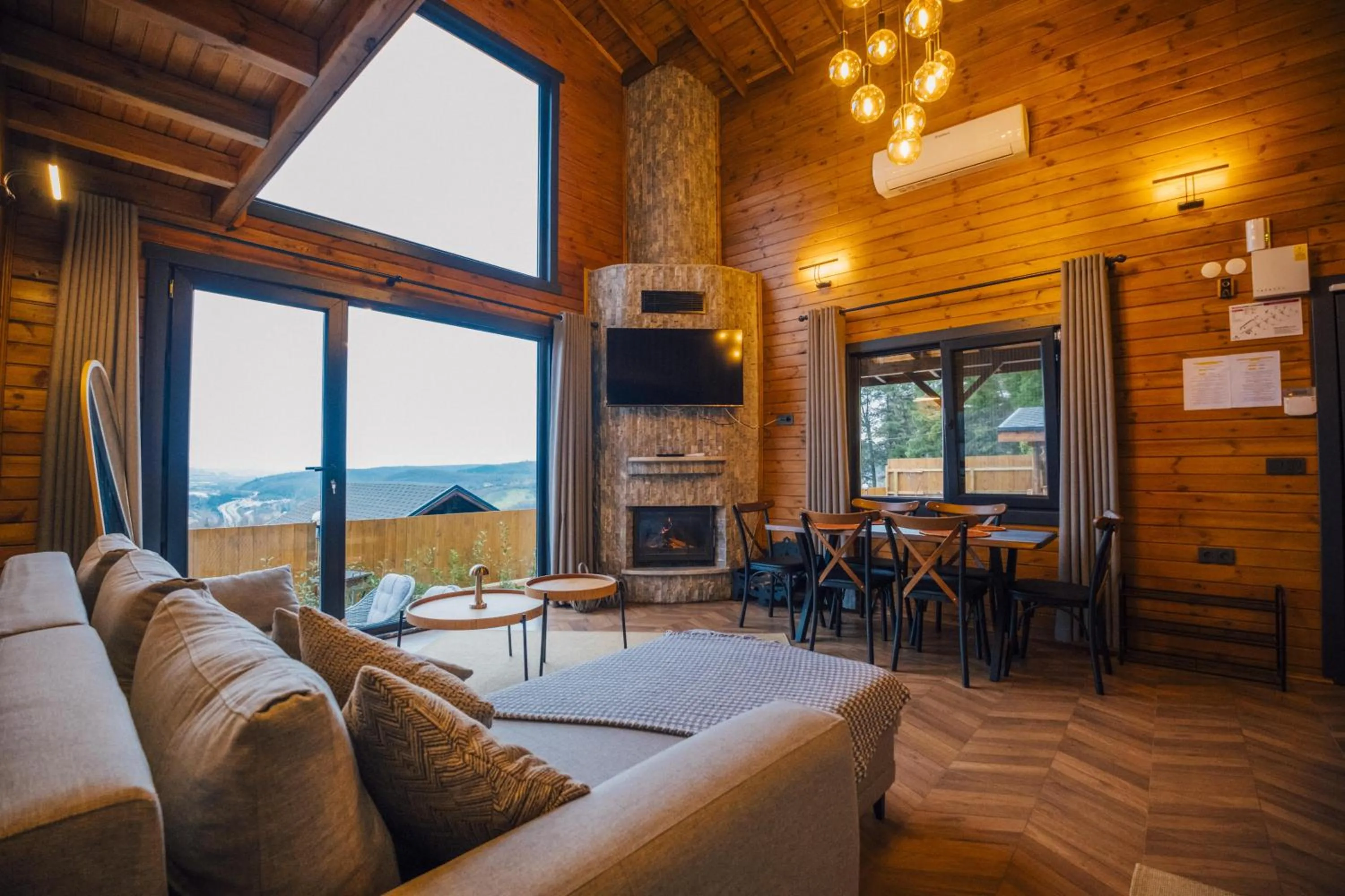 Communal lounge/ TV room in Woodlodge Country Sapanca