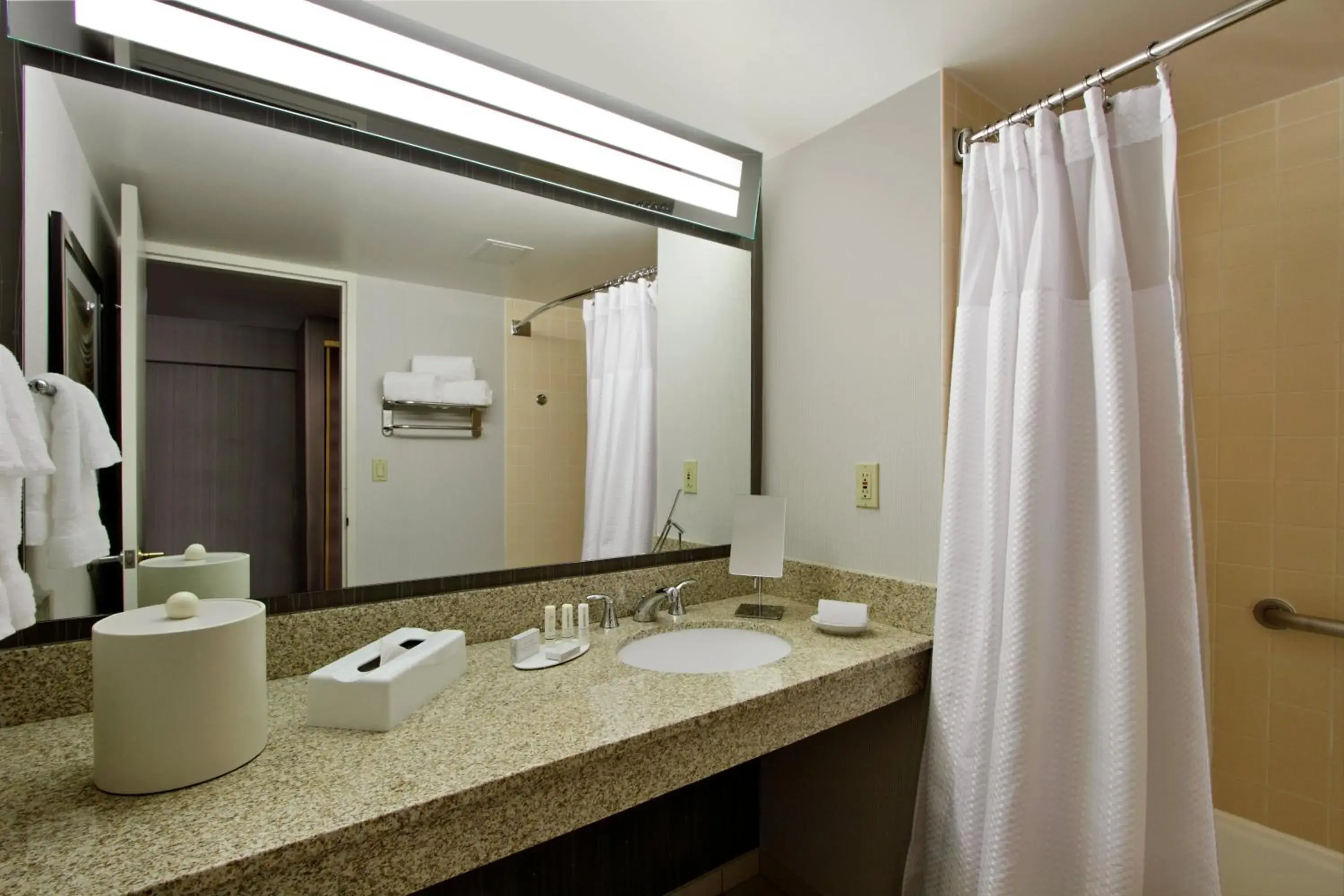 Double Room with 2 Double Beds in Courtyard by Marriott Lyndhurst/Meadowlands Double Room with 2 Double Beds in Courtyard by Marriott Lyndhurst/Meadowlands