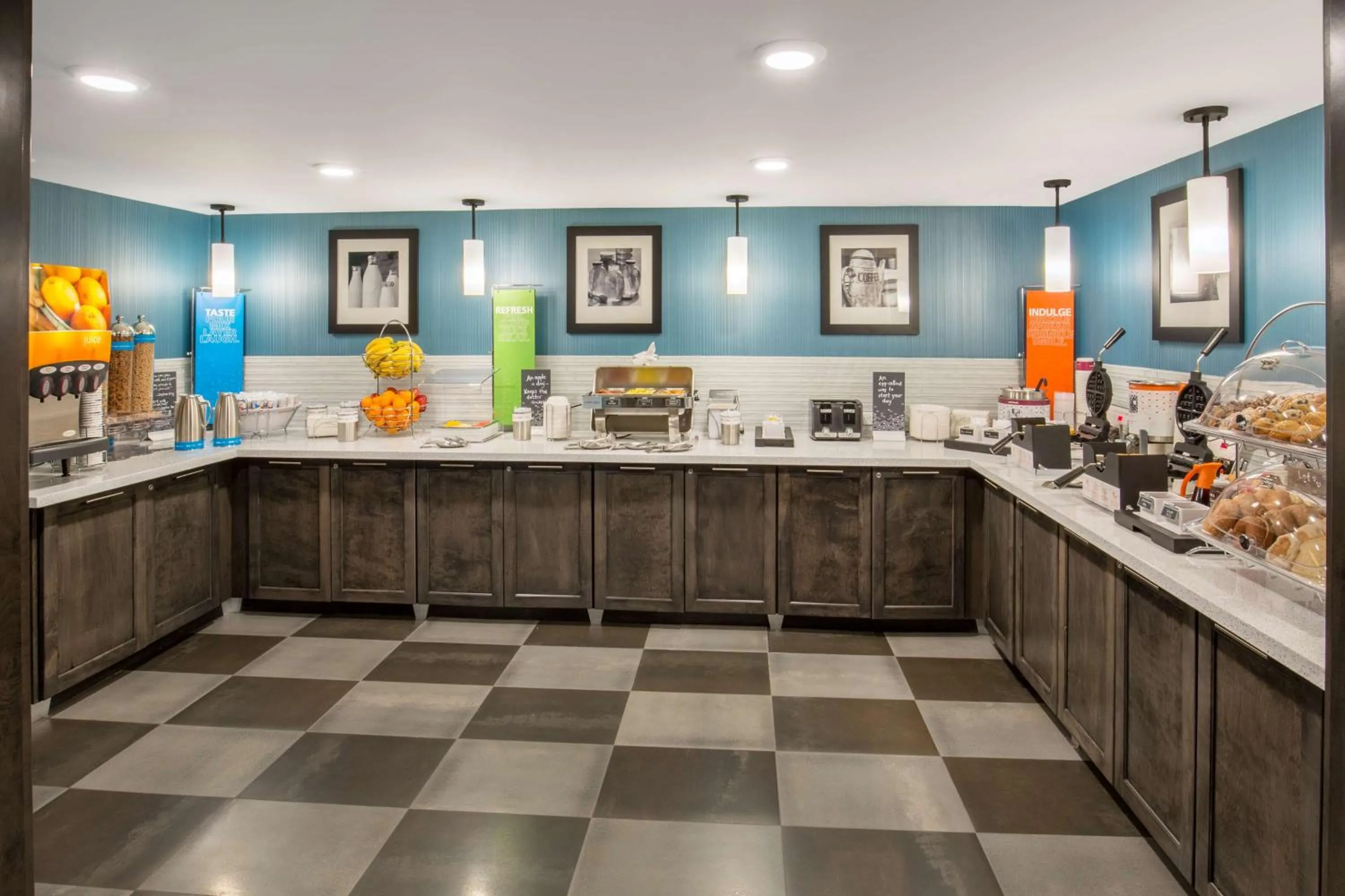 Dining area in Hampton Inn Monterey