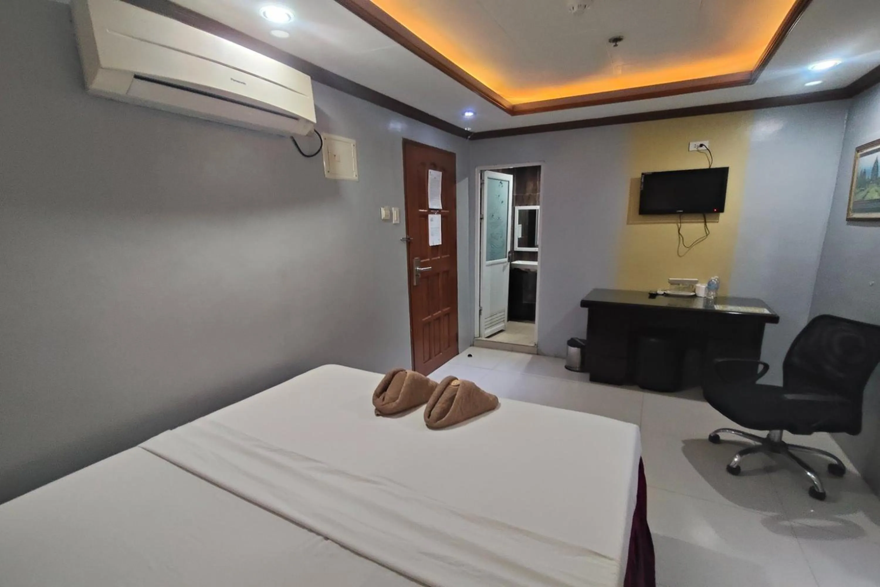 Bedroom, Bed in Taj Hotel Tuguegarao