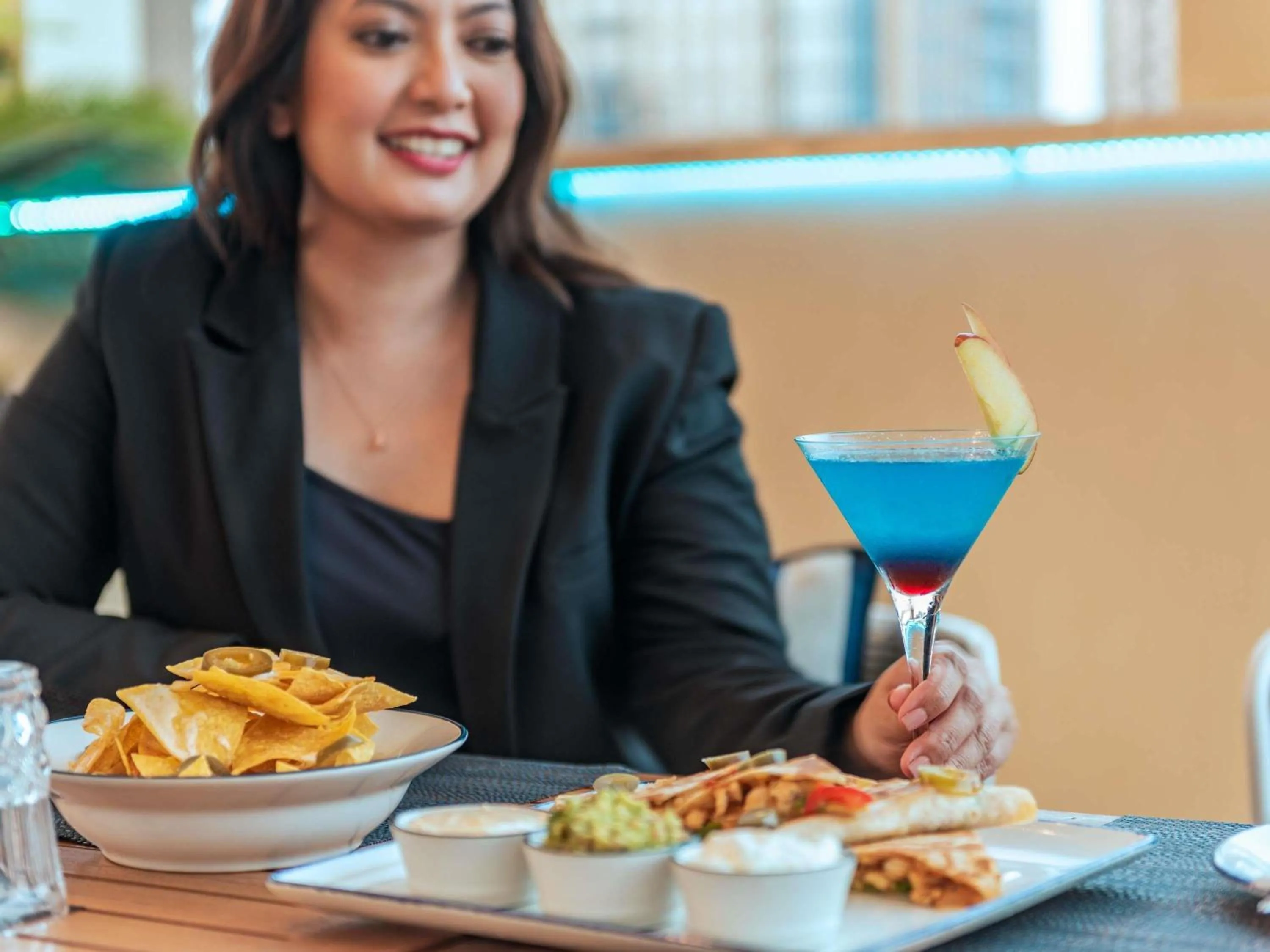 Lounge or bar in Mercure Dubai Gold District