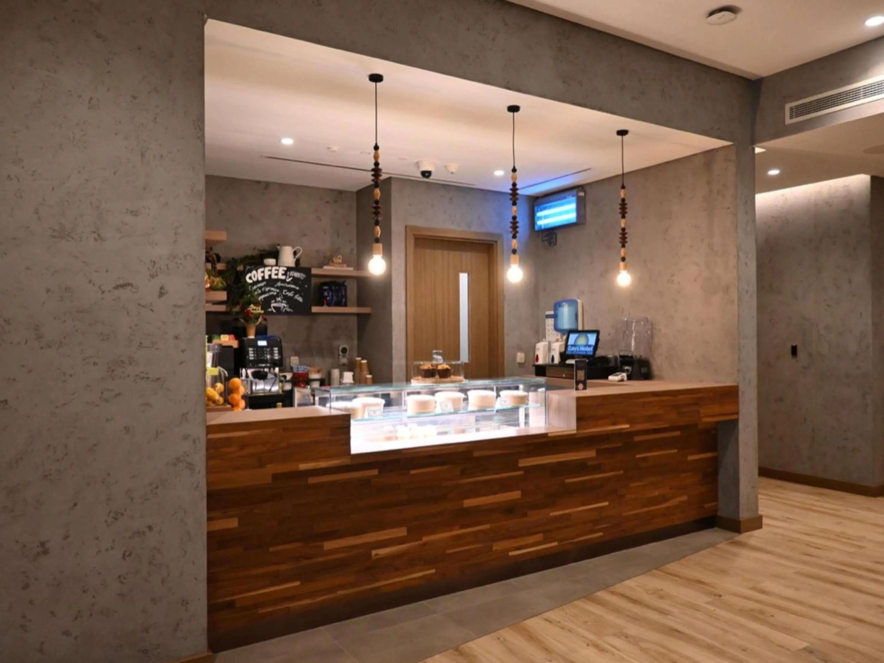 Restaurant/places to eat in Mercure Dubai Gold District