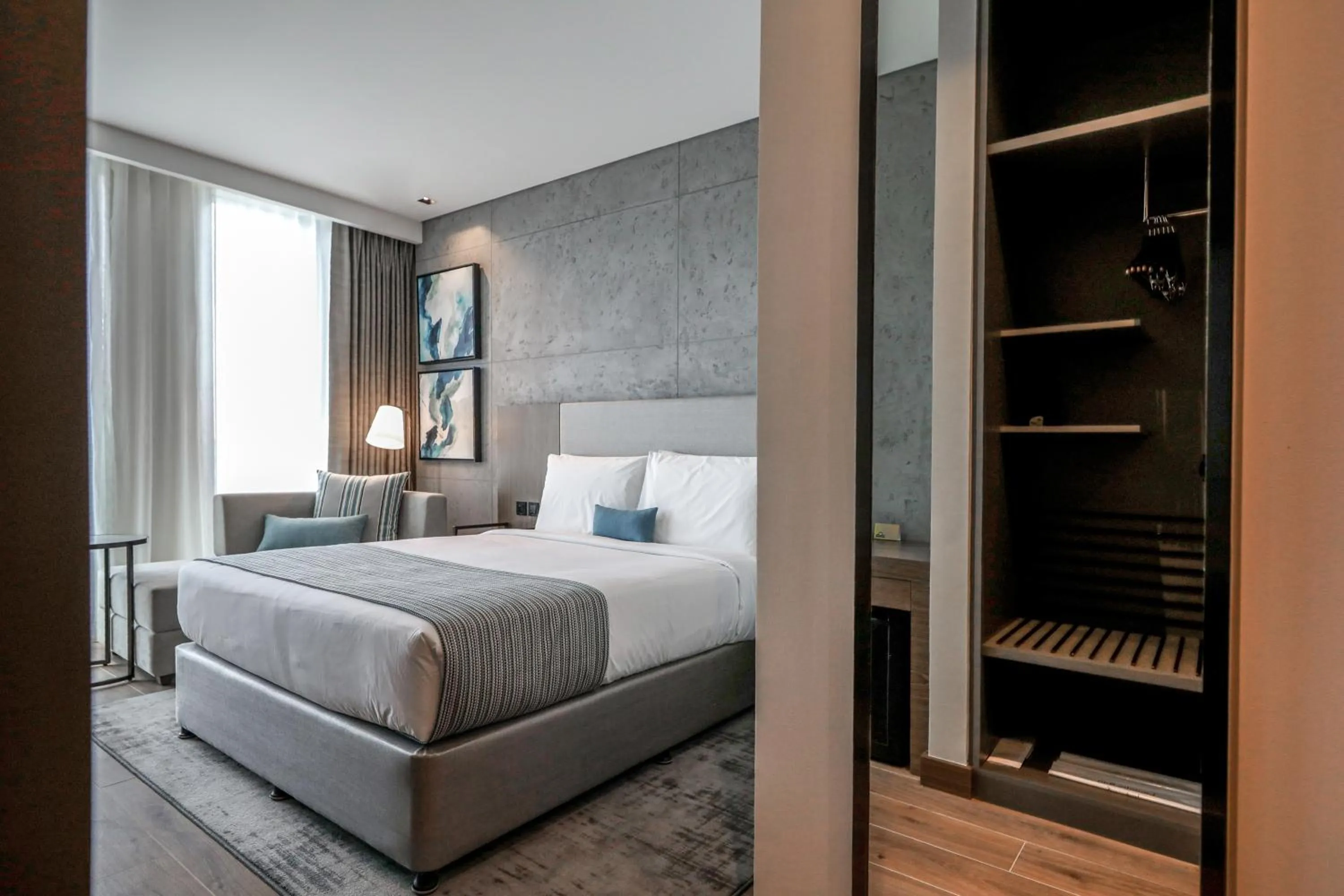 Bedroom, Bed in Mercure Dubai Gold District