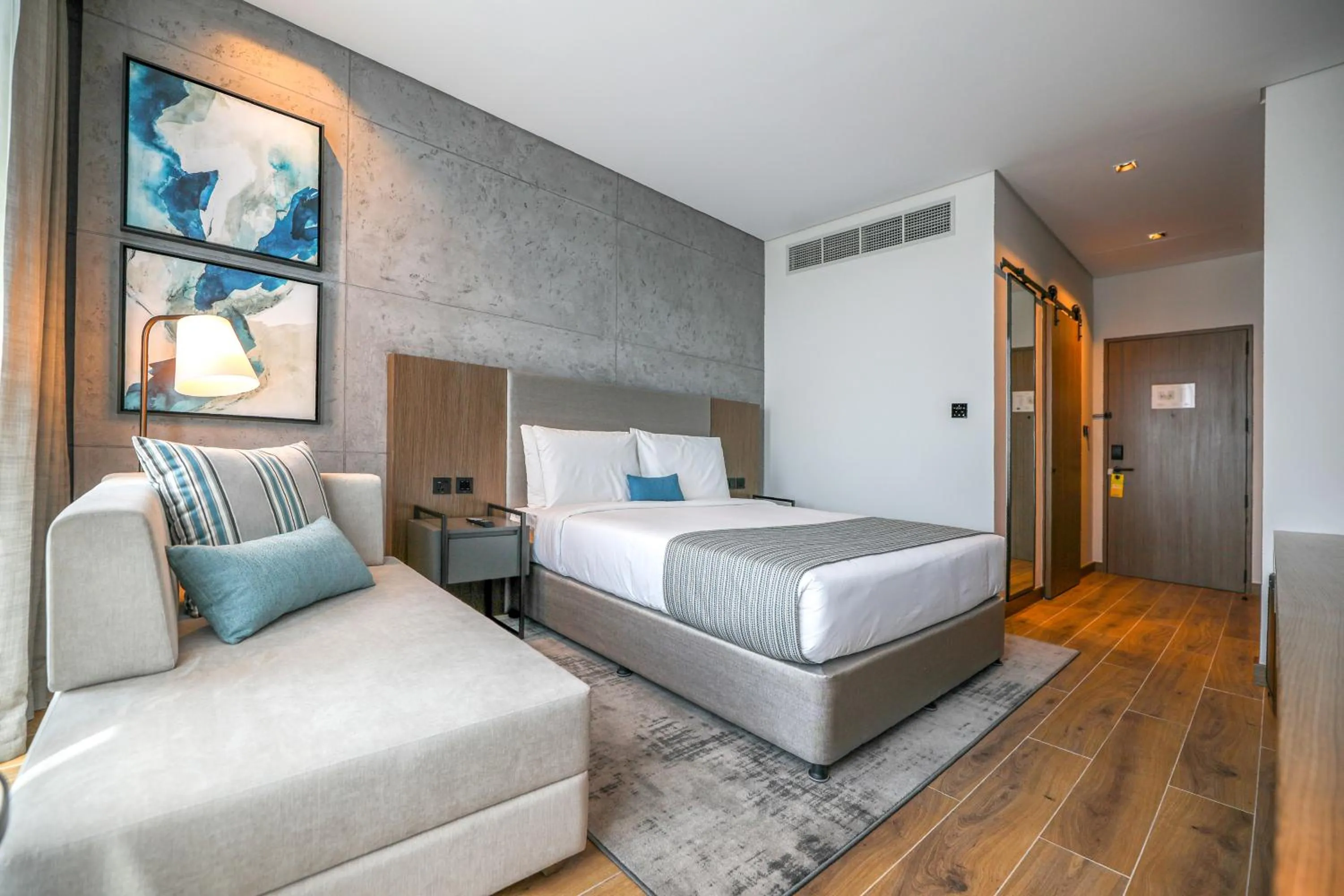 Bedroom, Bed in Mercure Dubai Gold District