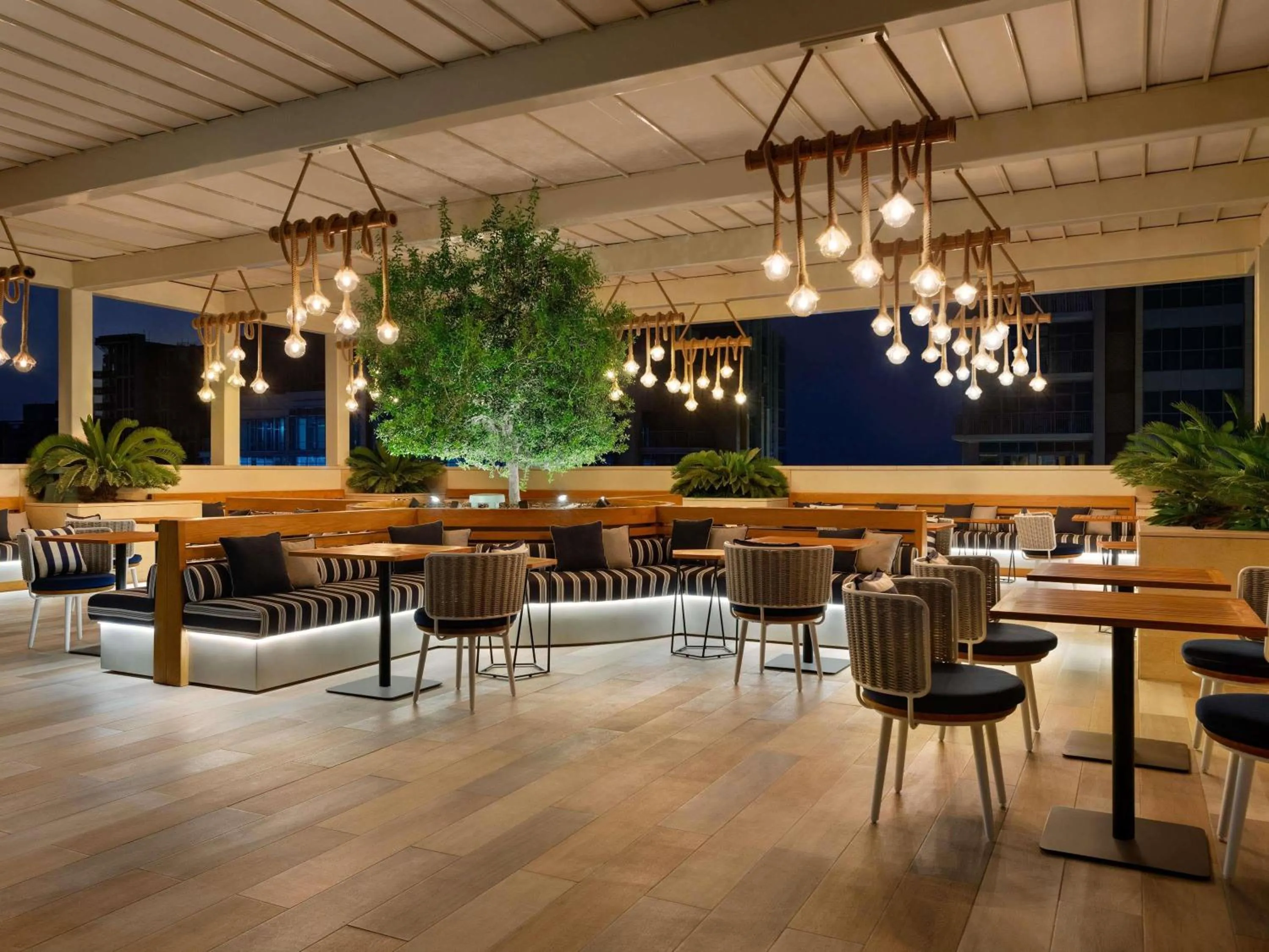 Lounge or bar in Mercure Dubai Gold District