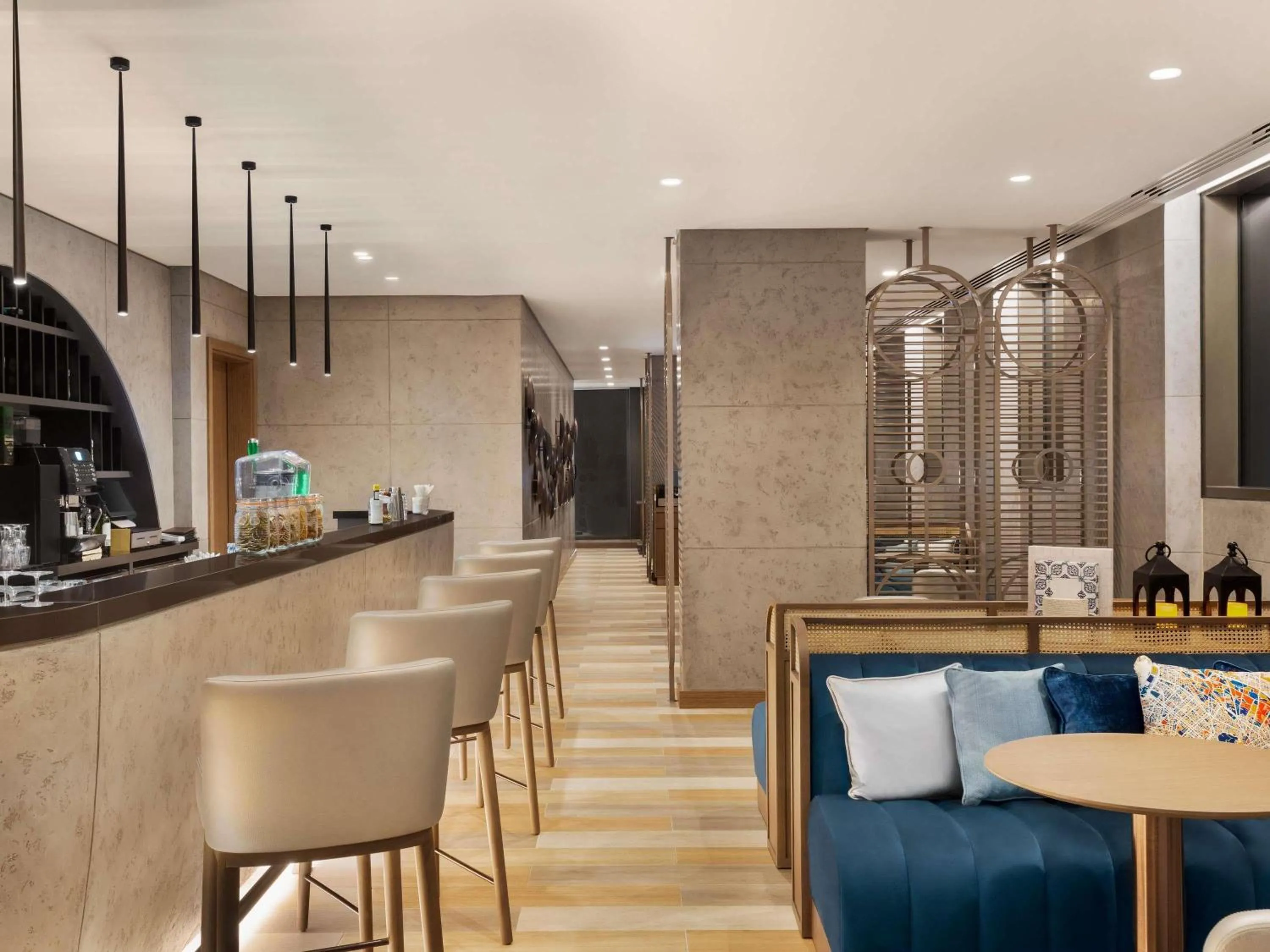 Lounge or bar in Mercure Dubai Gold District