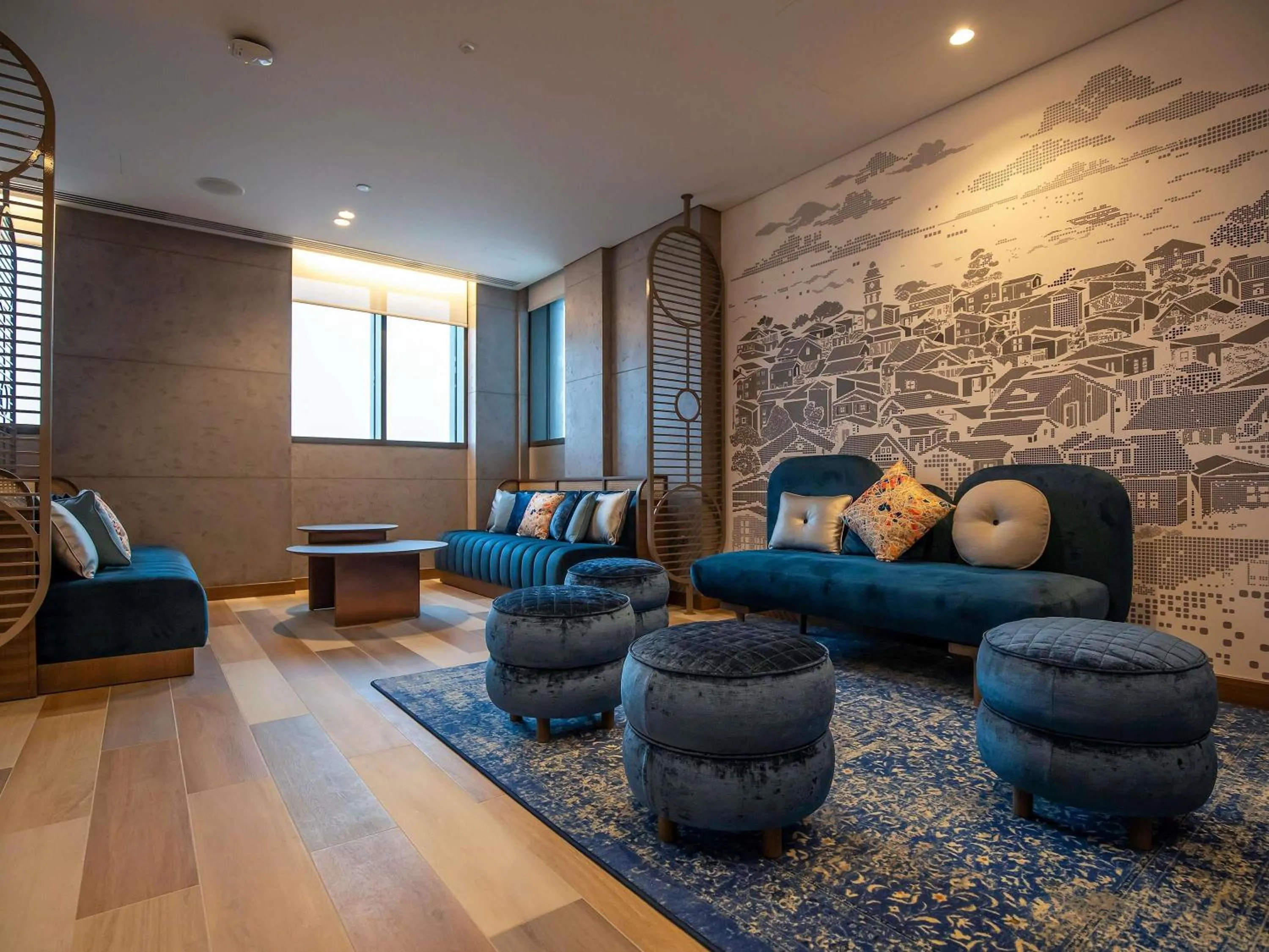 Lounge or bar in Mercure Dubai Gold District