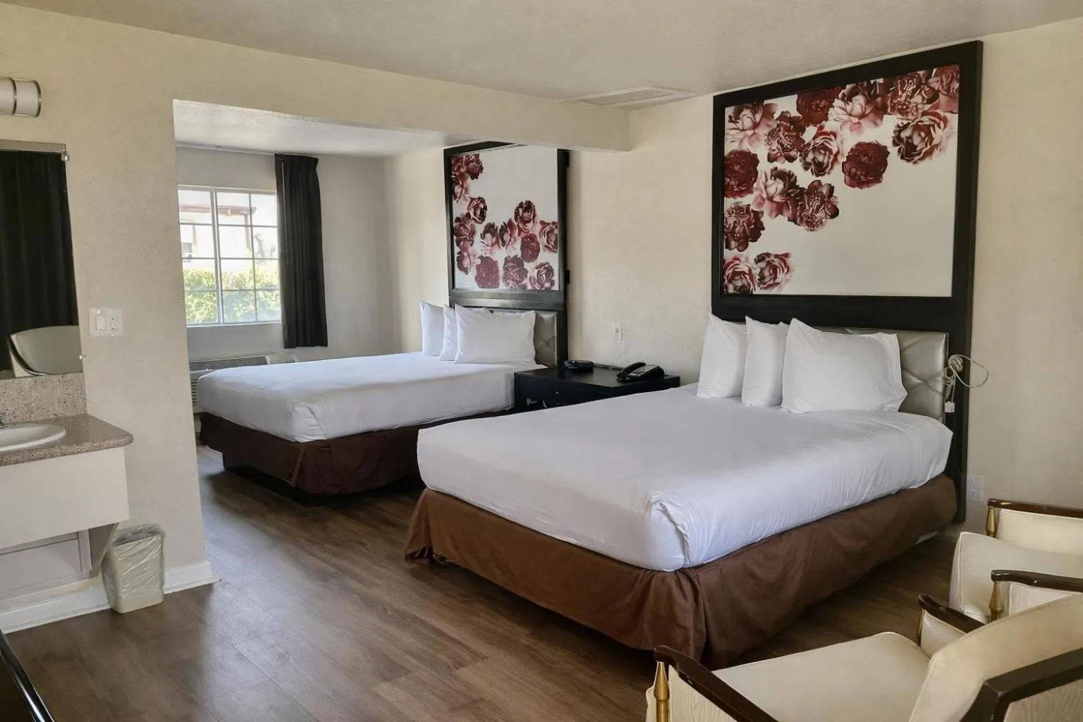 Bed in Rose Garden Inn - San Jose Airport