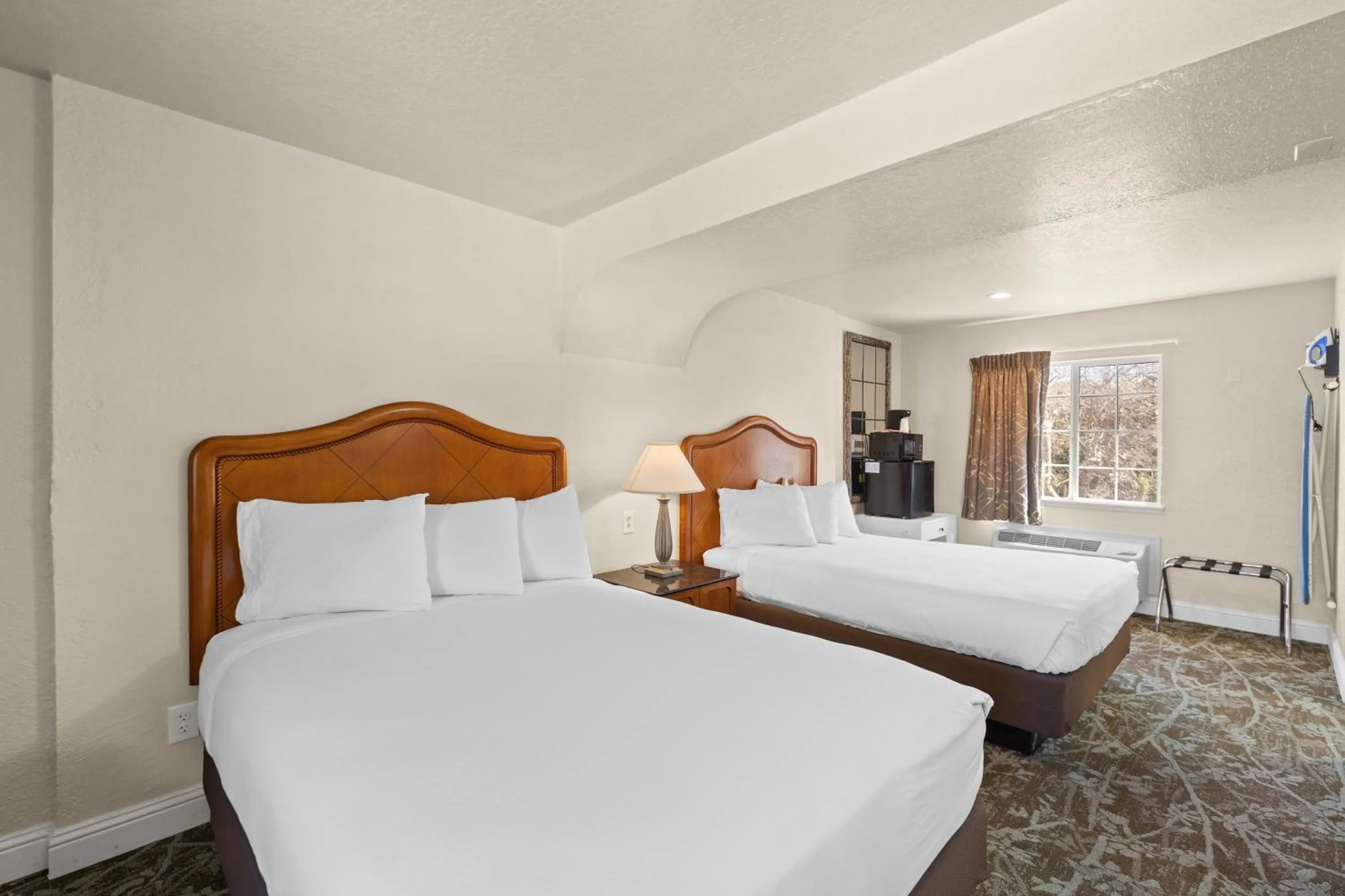 Bed in Rose Garden Inn - San Jose Airport