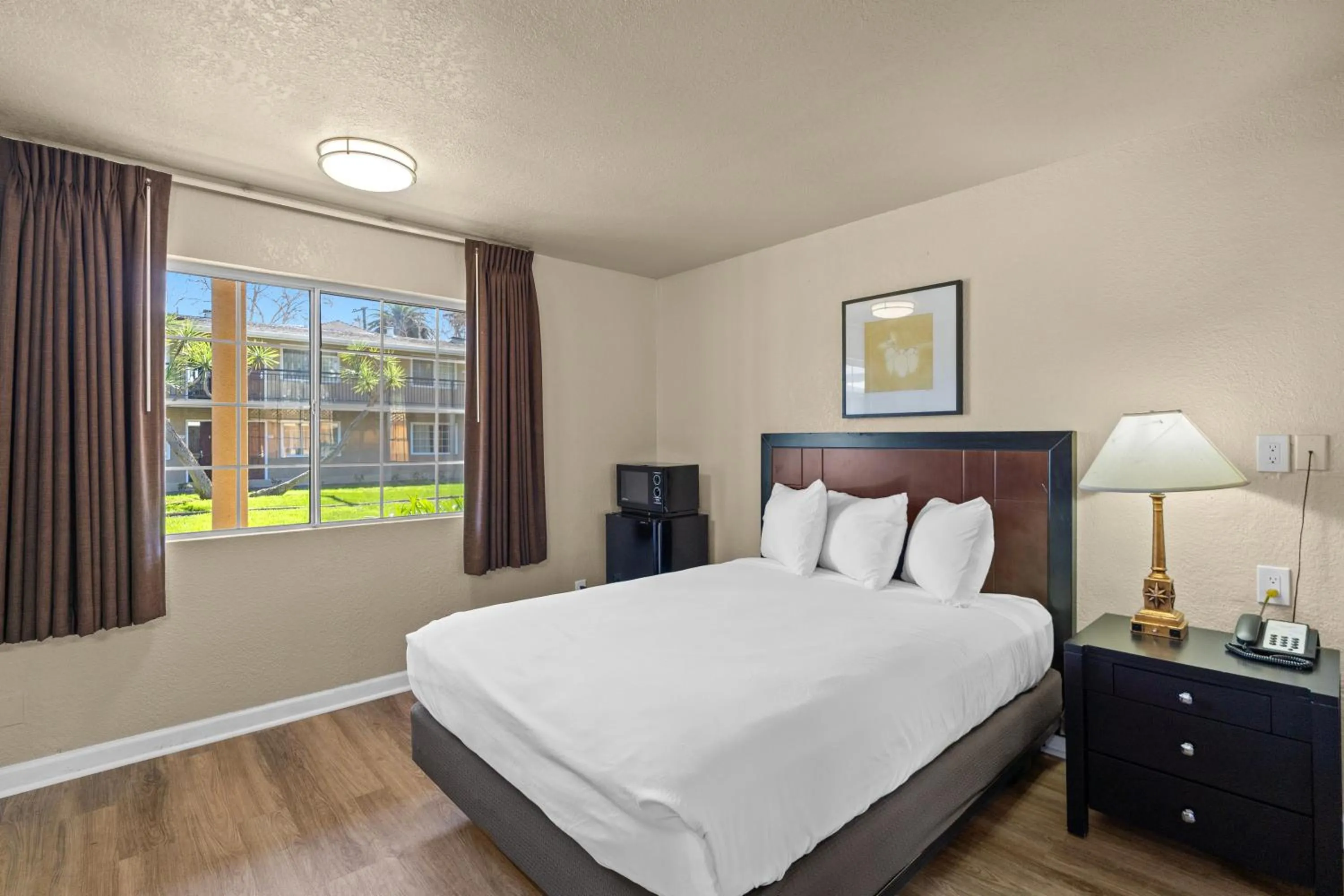 Bed in Rose Garden Inn - San Jose Airport