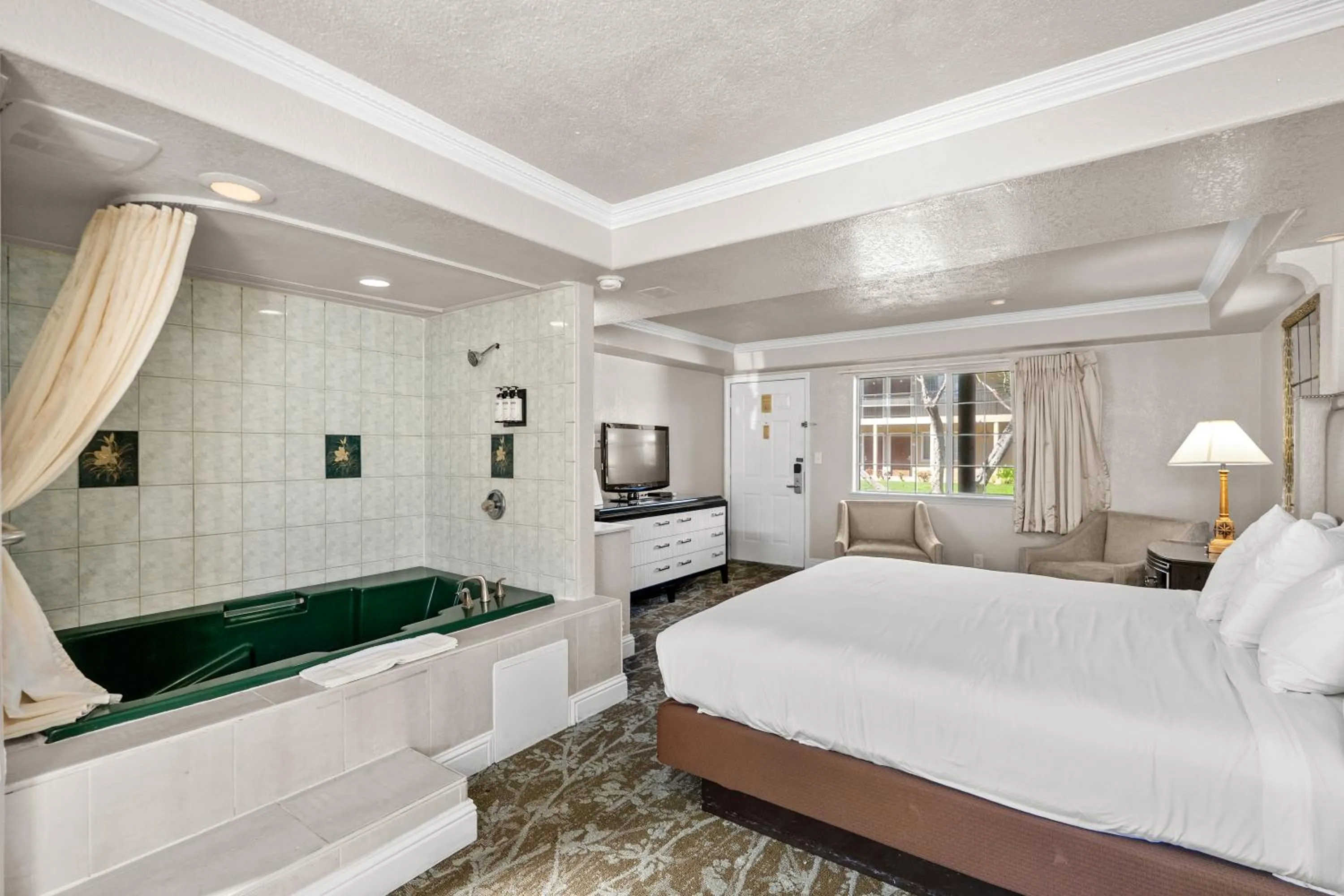 Bed in Rose Garden Inn - San Jose Airport