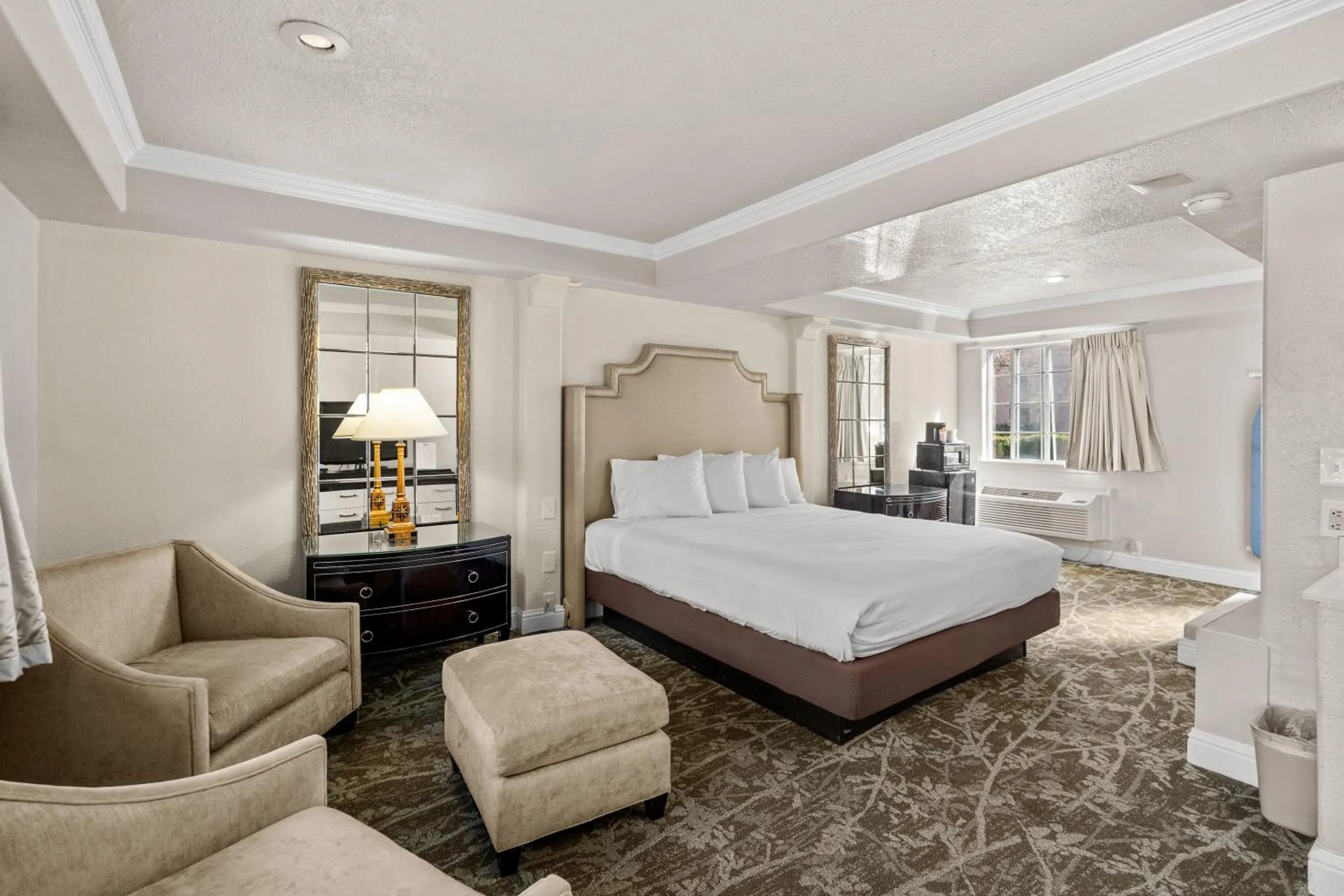 Bed in Rose Garden Inn - San Jose Airport