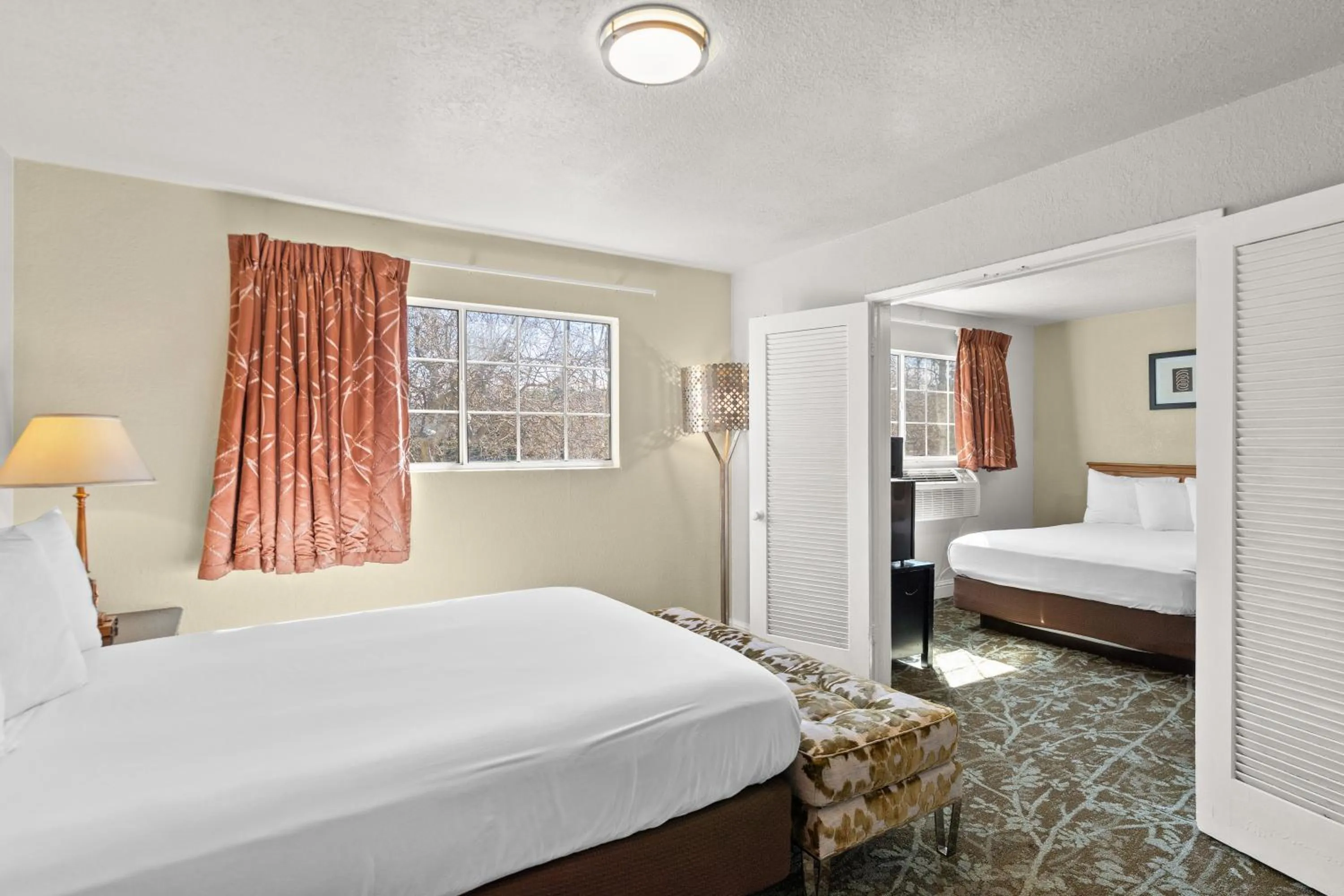 Bed in Rose Garden Inn - San Jose Airport