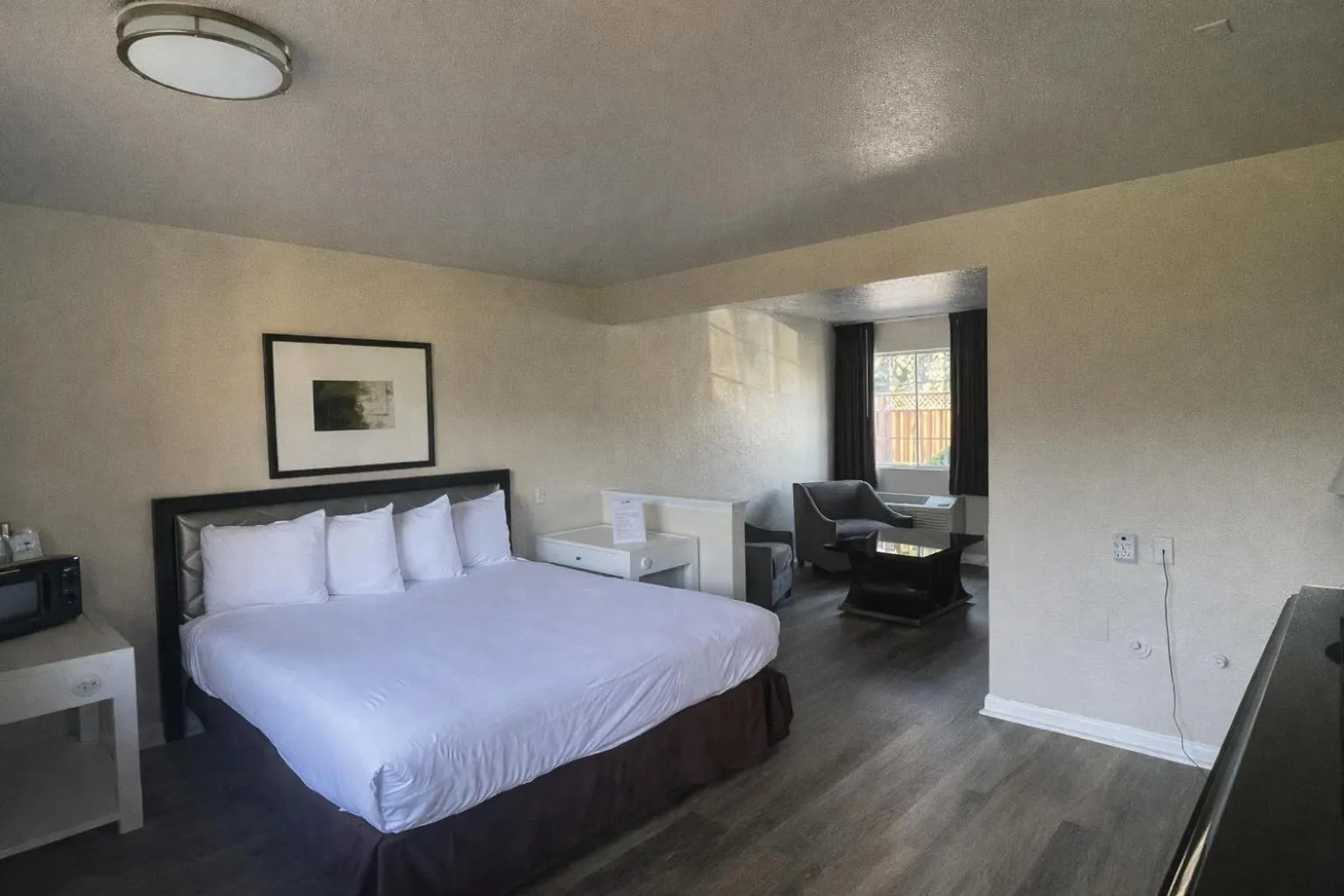 Bed in Rose Garden Inn - San Jose Airport