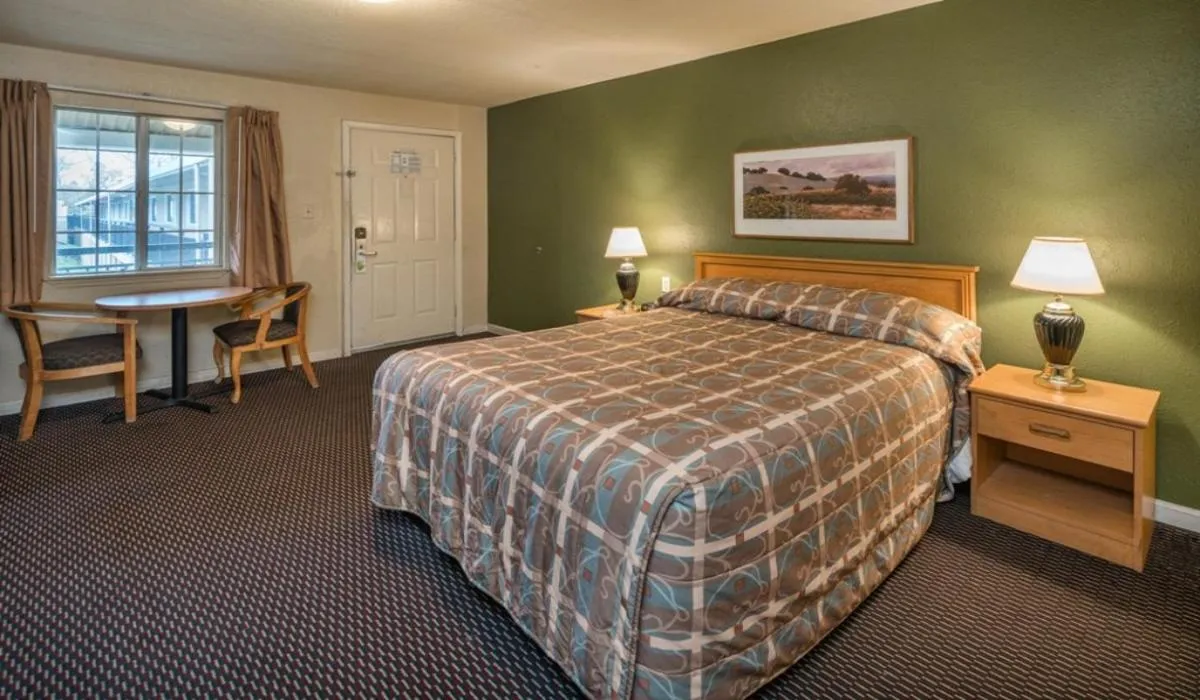 Bed in Rose Garden Inn - San Jose Airport