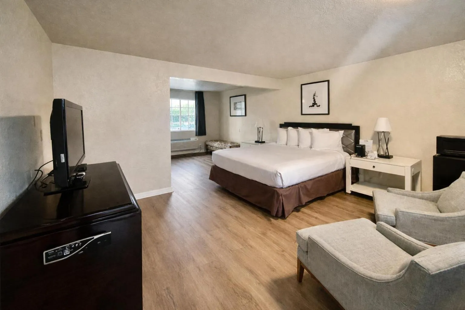 Bed in Rose Garden Inn - San Jose Airport