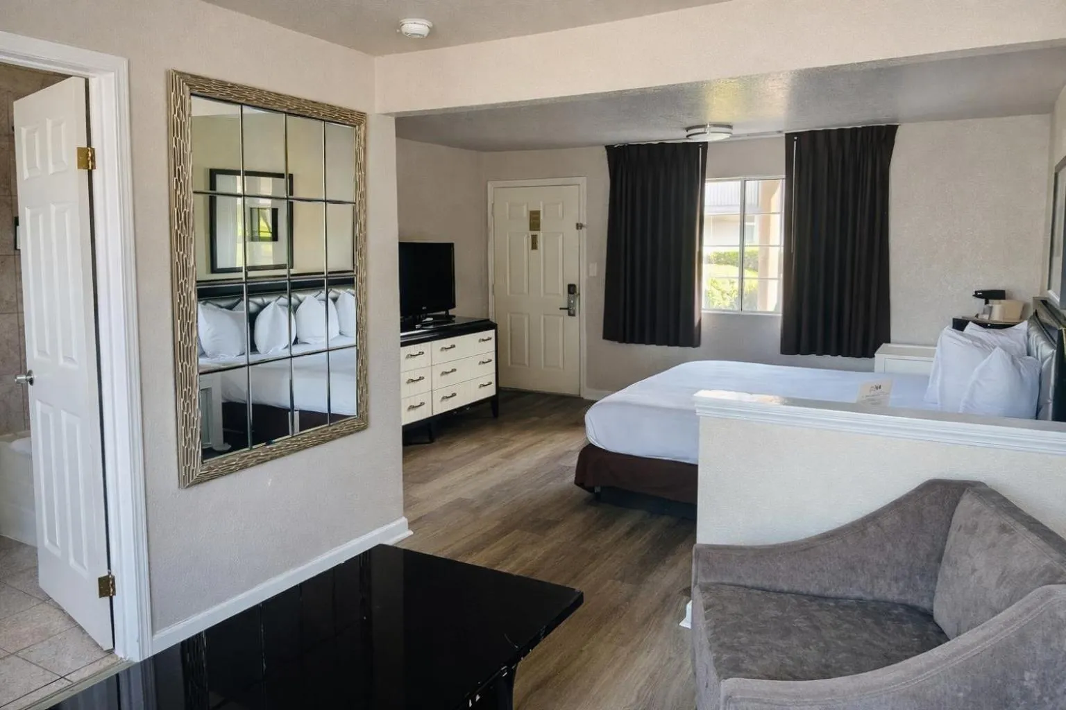 Bed in Rose Garden Inn - San Jose Airport