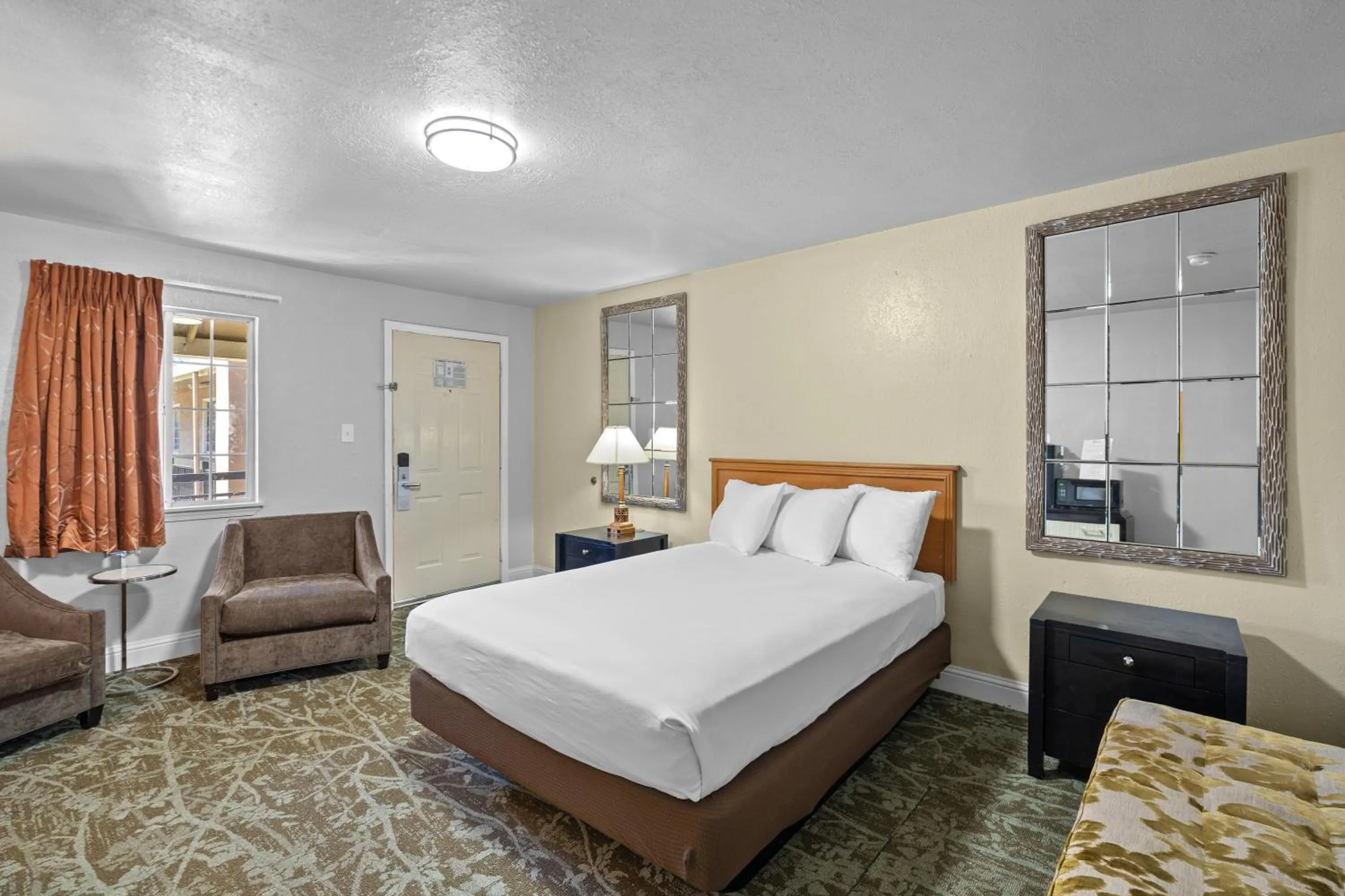 Bed in Rose Garden Inn - San Jose Airport