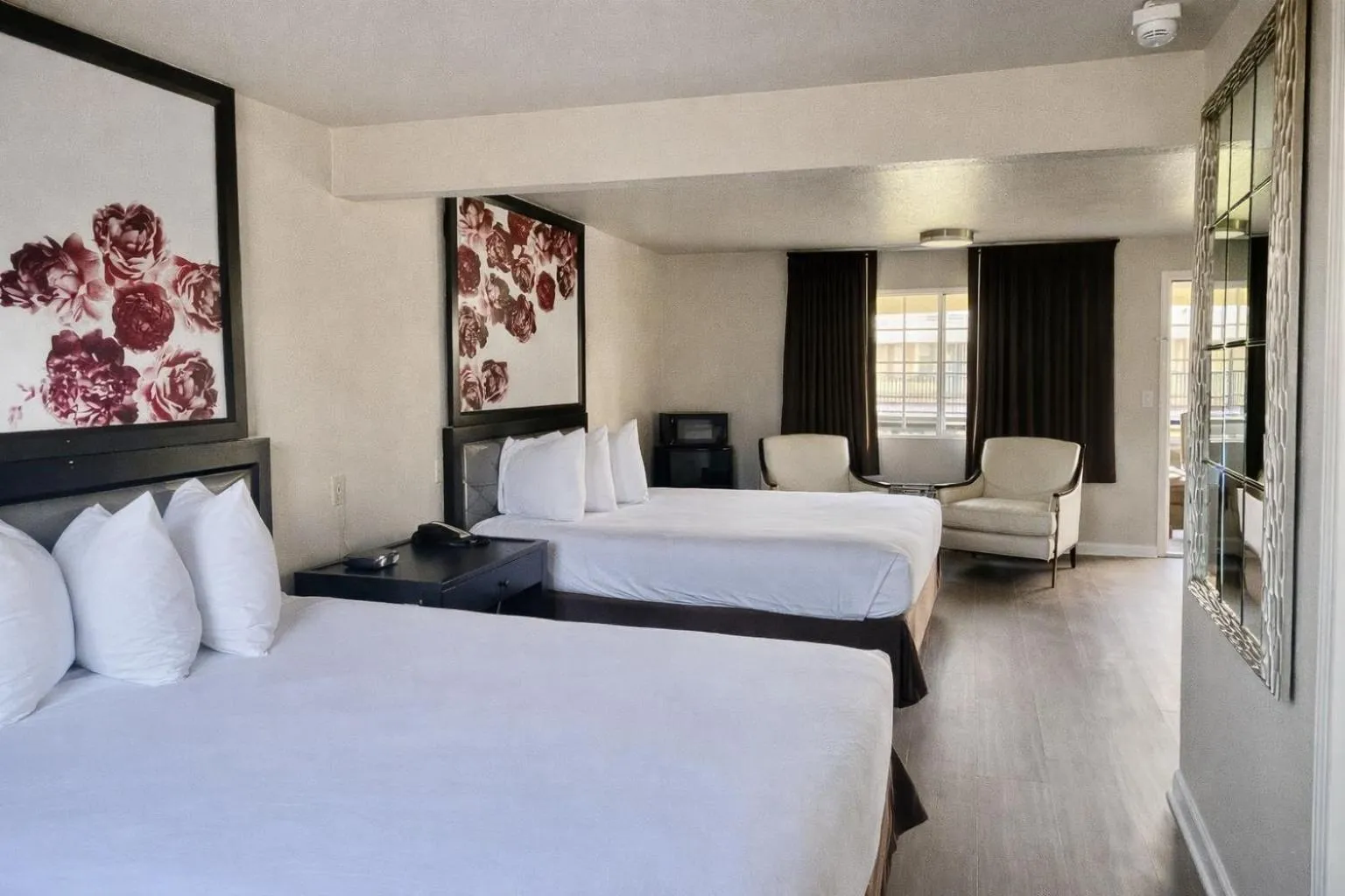 Bed in Rose Garden Inn - San Jose Airport