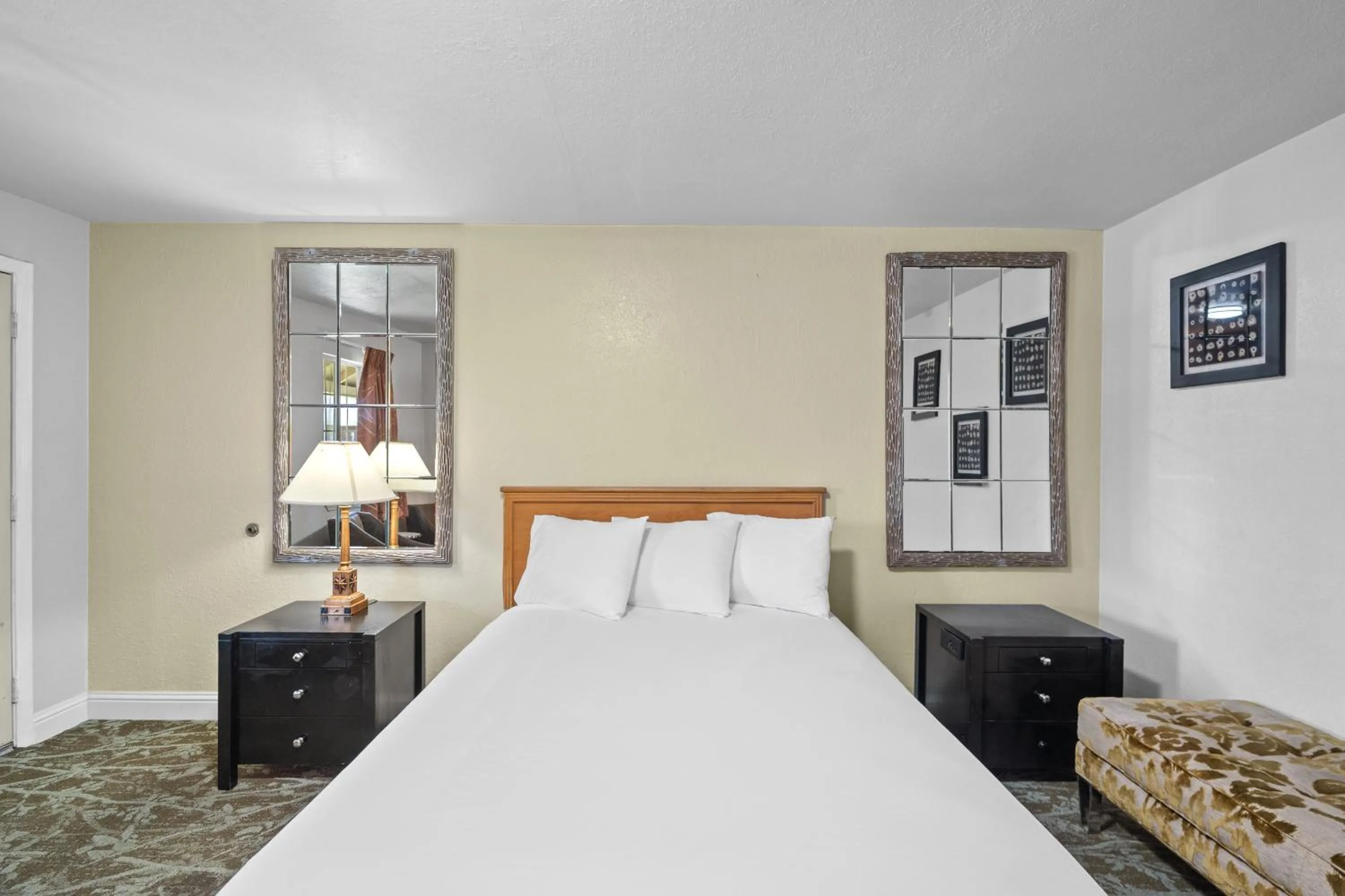 Bed in Rose Garden Inn - San Jose Airport