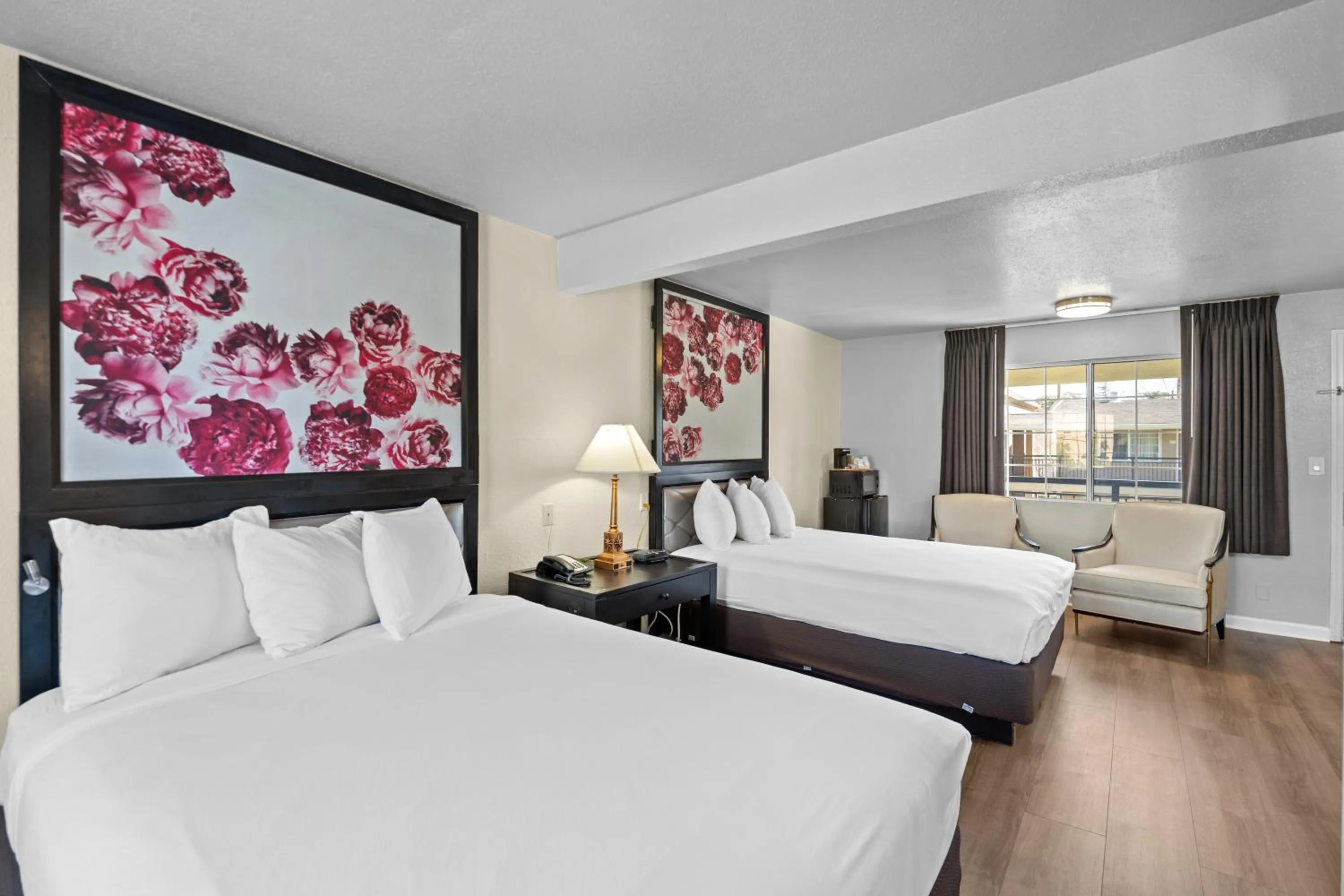 Bed in Rose Garden Inn - San Jose Airport