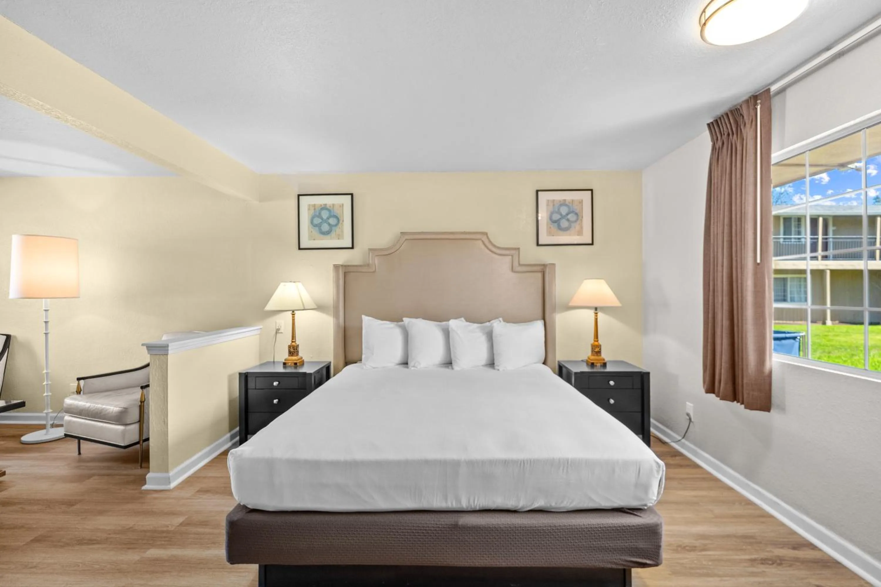 Bed in Rose Garden Inn - San Jose Airport