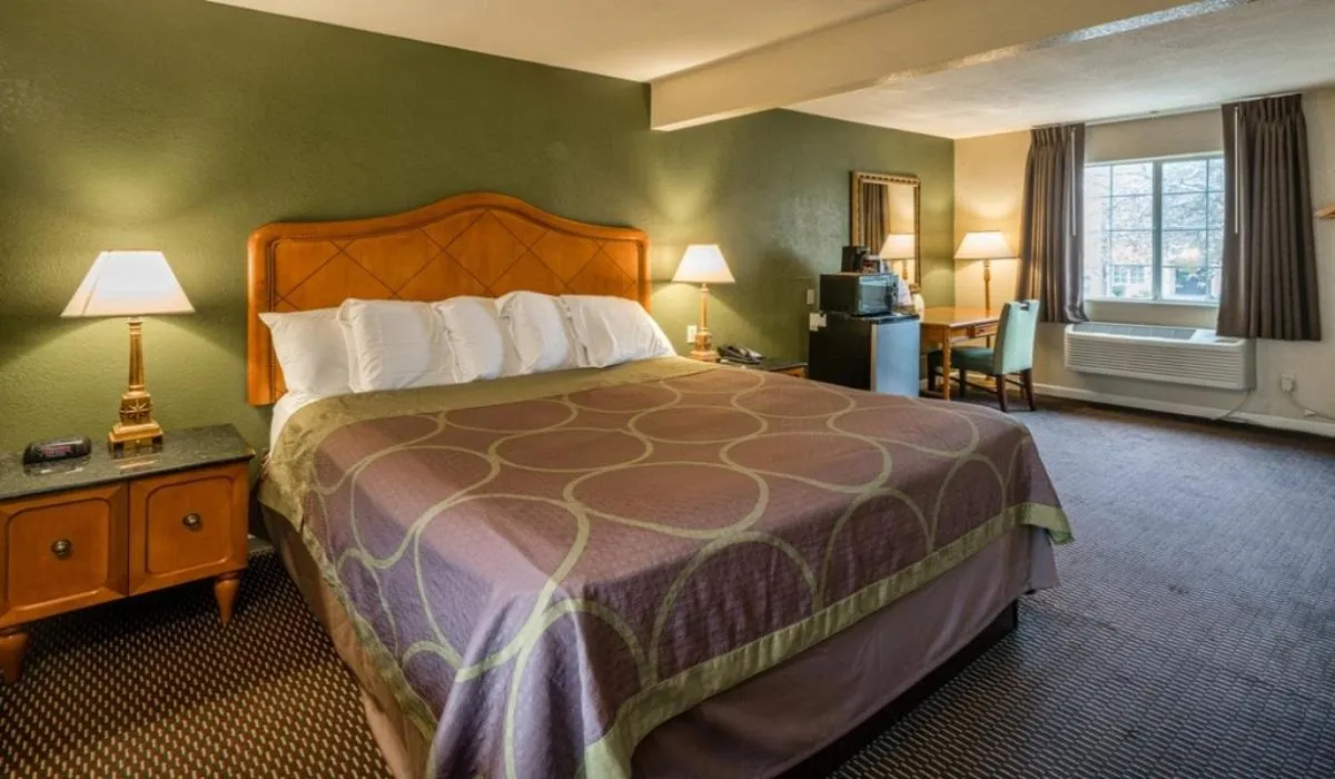 Bed in Rose Garden Inn - San Jose Airport