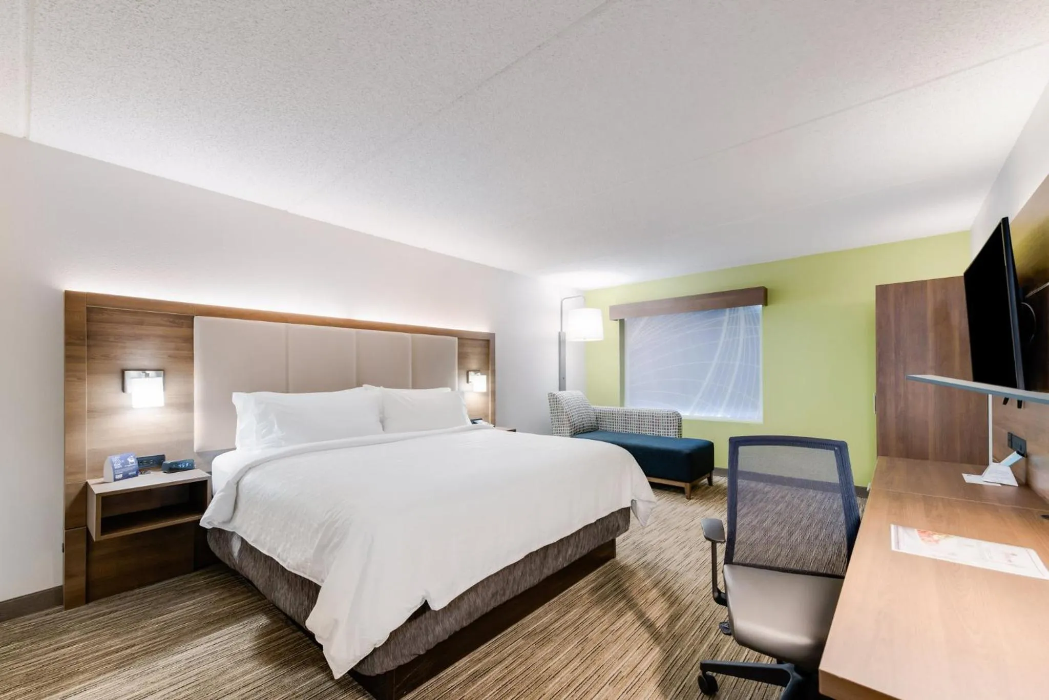 Photo of the whole room, Bed in Holiday Inn Express Naperville by IHG