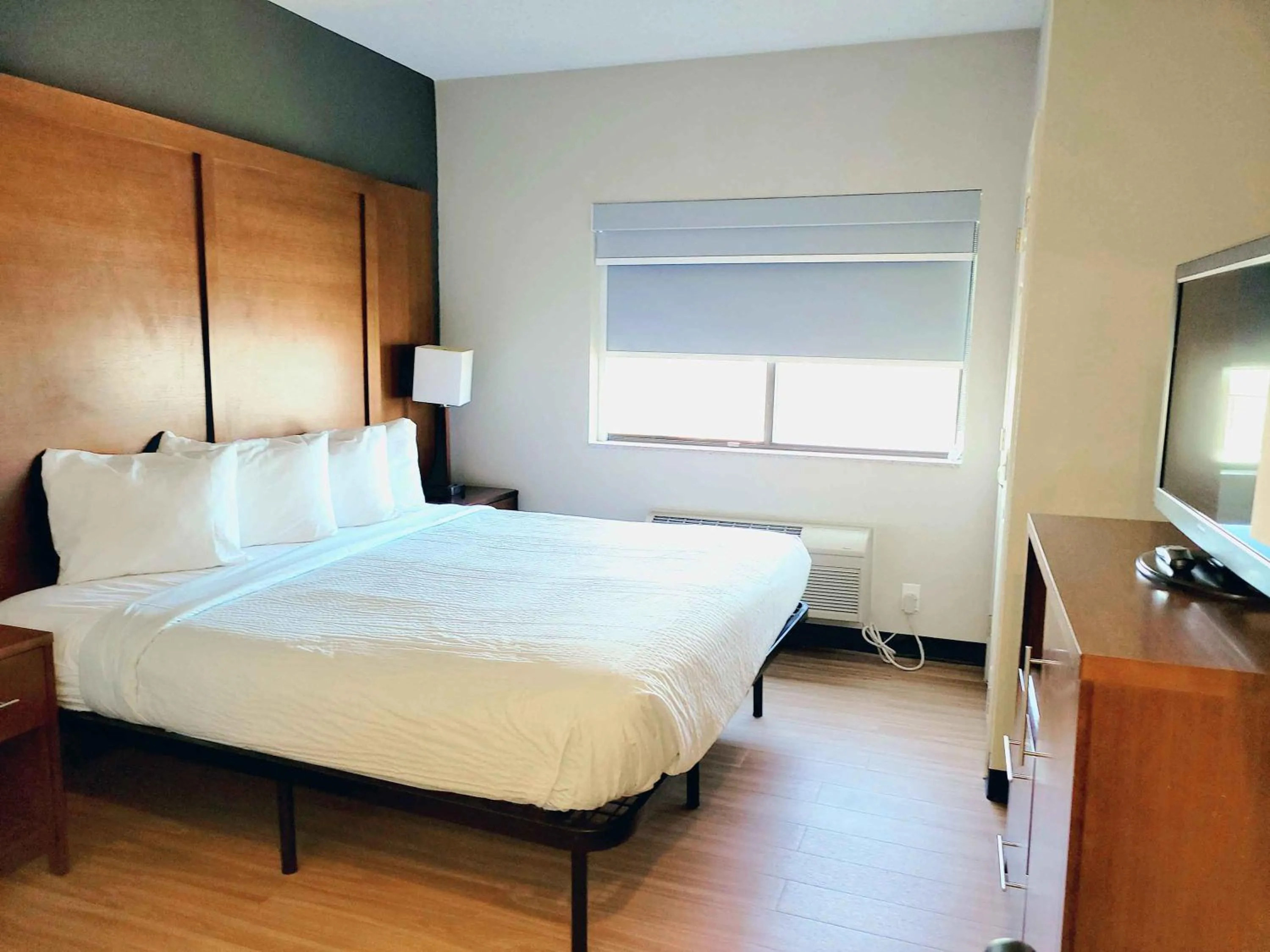 Bed in Extended Stay America Suites - Buffalo - Airport