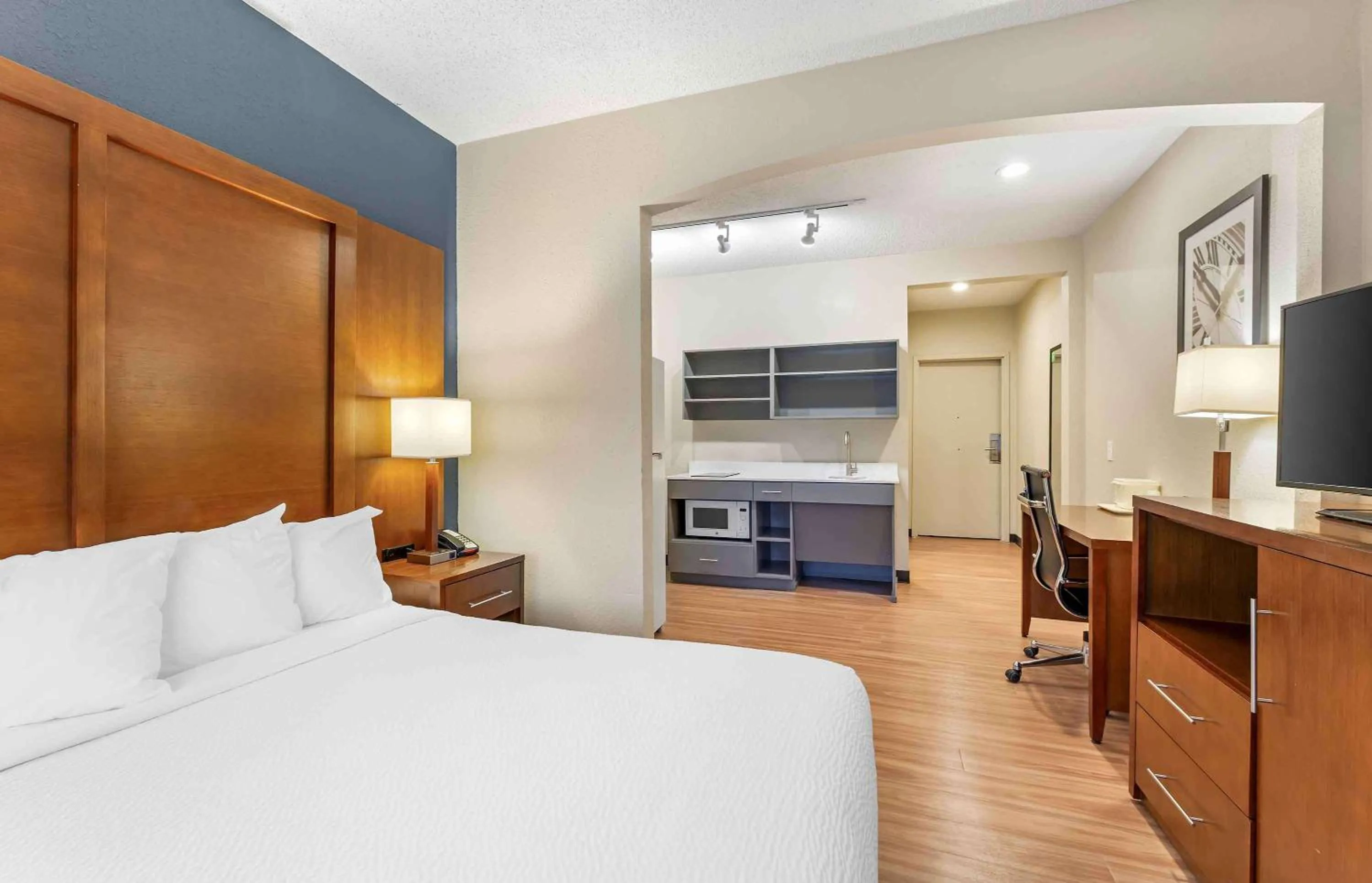 Bedroom, Bed in Extended Stay America Suites - Buffalo - Airport