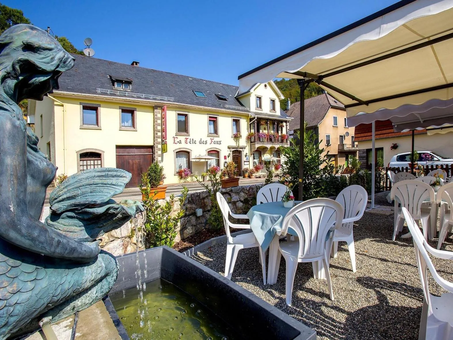 Garden view in Logis Hôtel Restaurant La Tête Des Faux