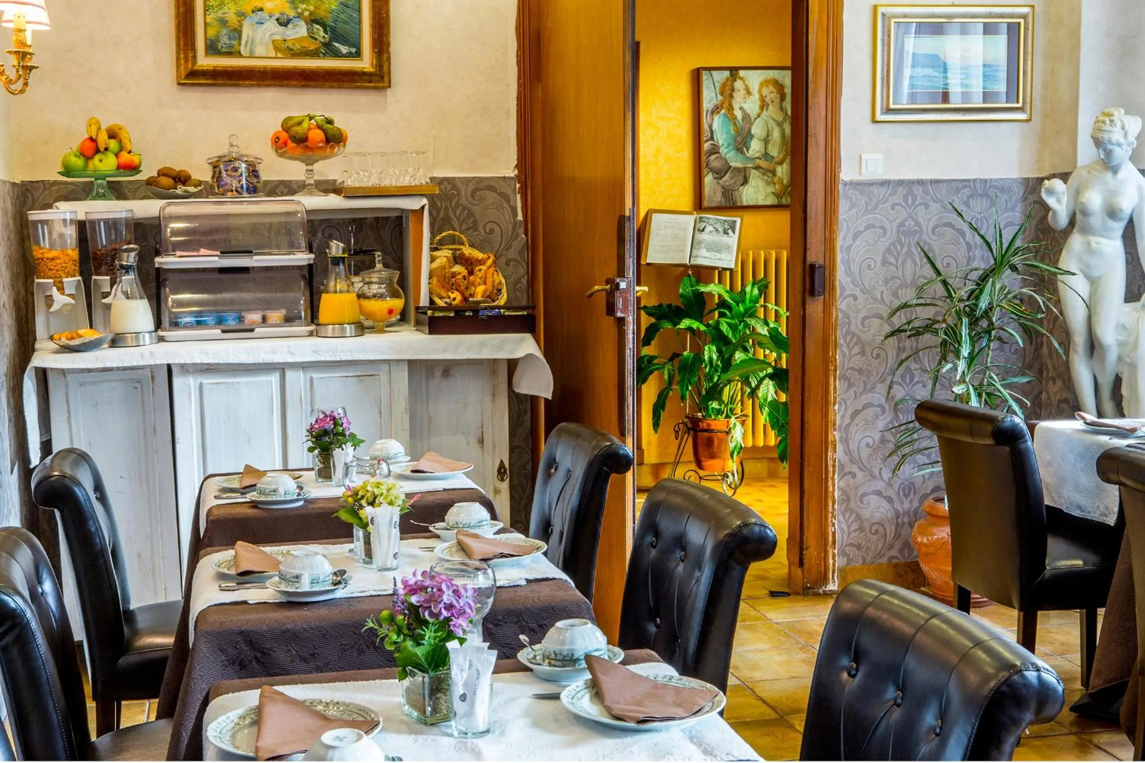 Lounge or bar in Logis Hôtel Restaurant La Tête Des Faux