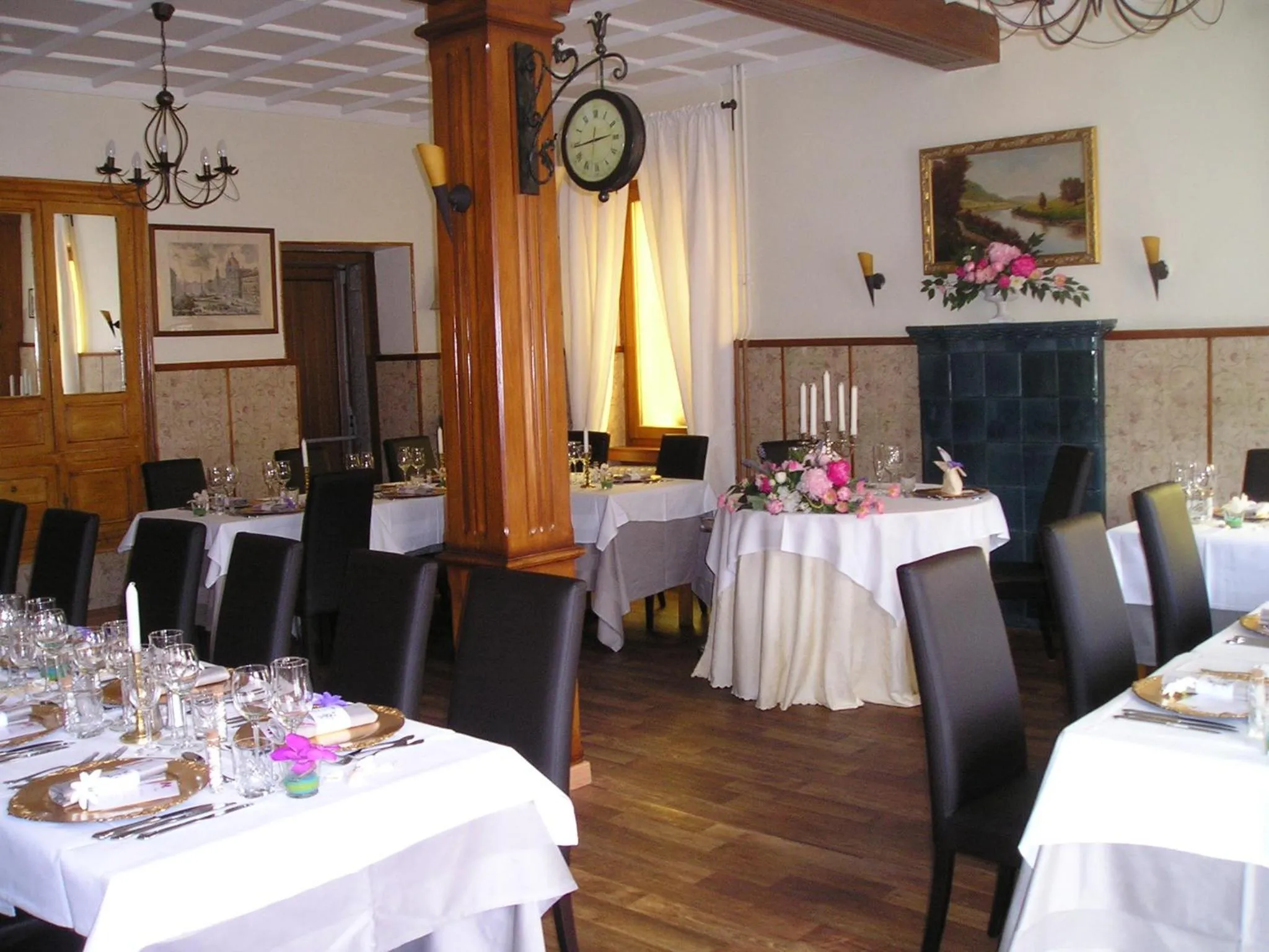 Restaurant/places to eat in Logis Hôtel Restaurant La Tête Des Faux