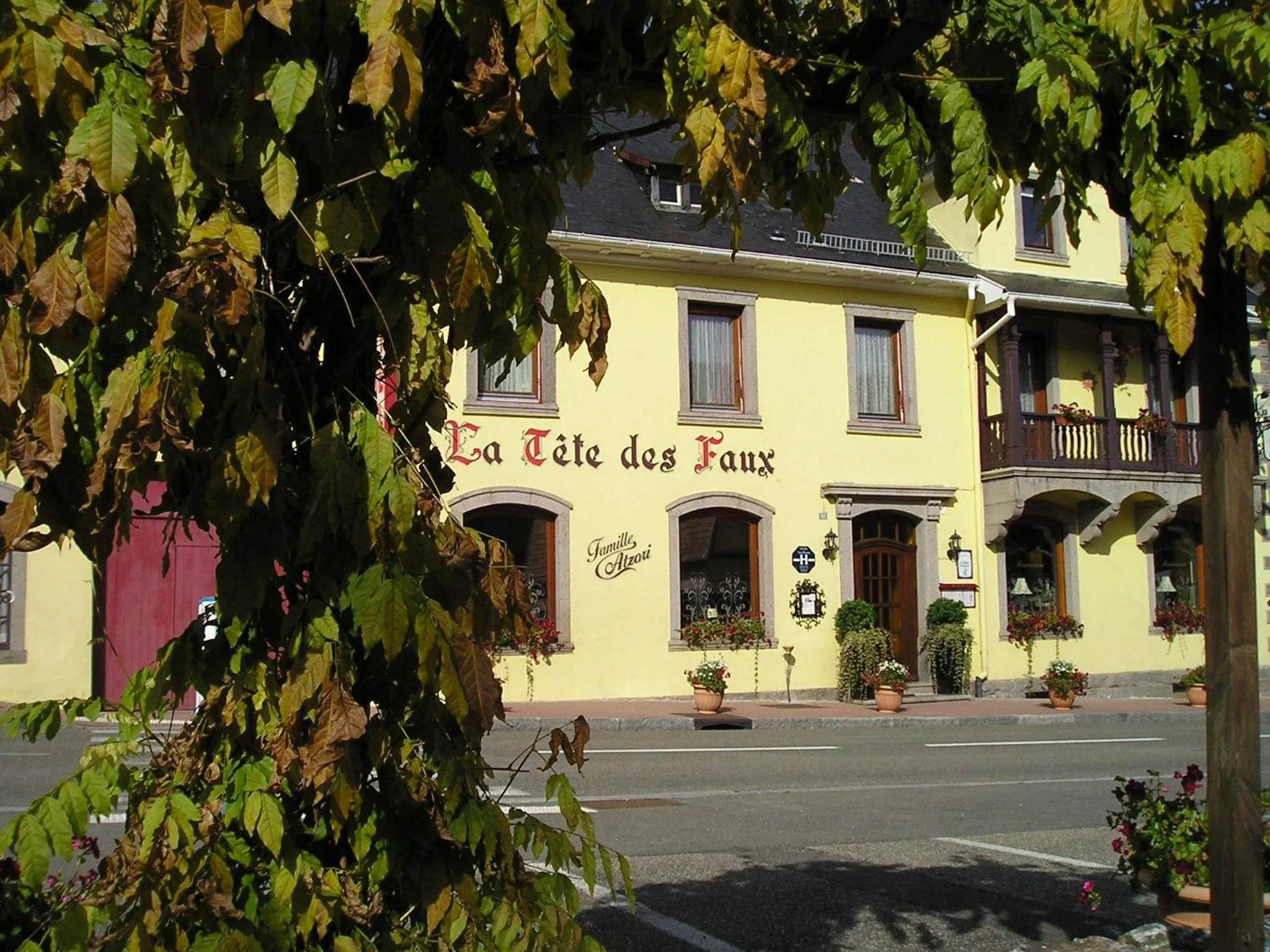 Property building in Logis Hôtel Restaurant La Tête Des Faux