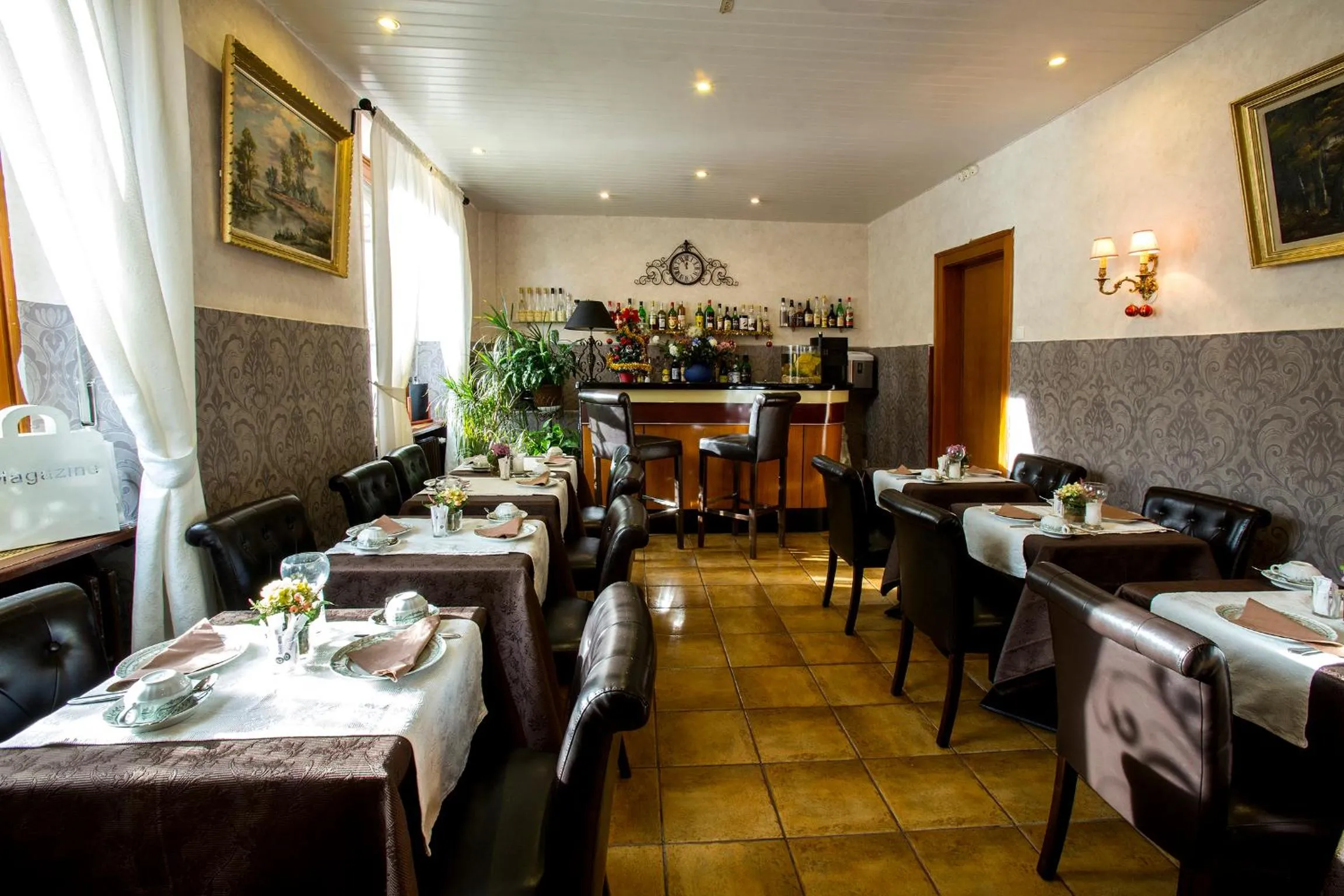 Dining area in Logis Hôtel Restaurant La Tête Des Faux