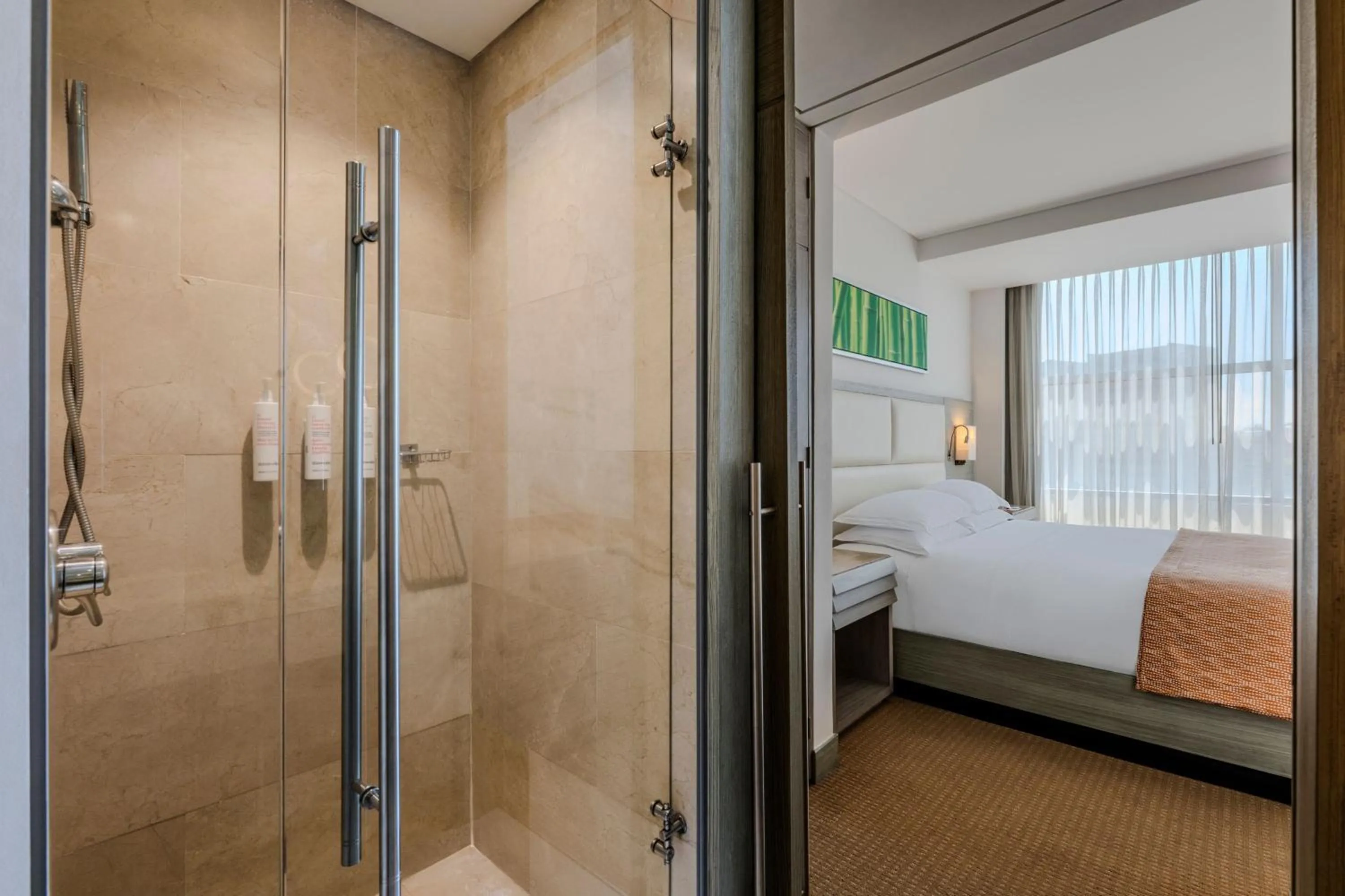 Bedroom, Bed in Cali Marriott Hotel