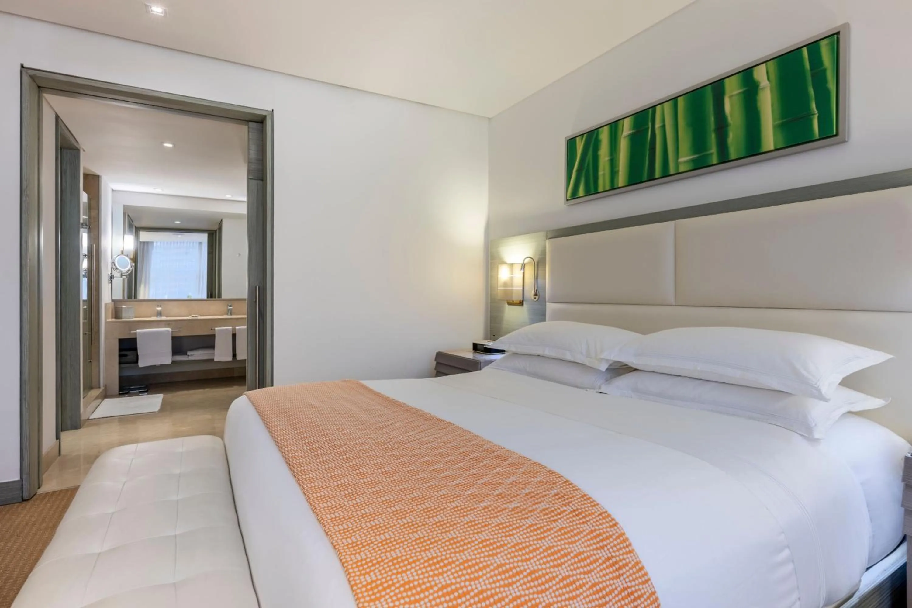 Bedroom, Bed in Cali Marriott Hotel