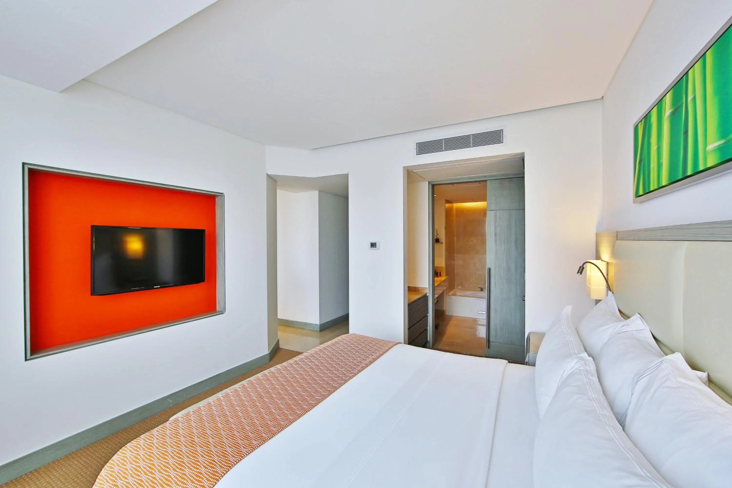 Bedroom, Bed in Cali Marriott Hotel