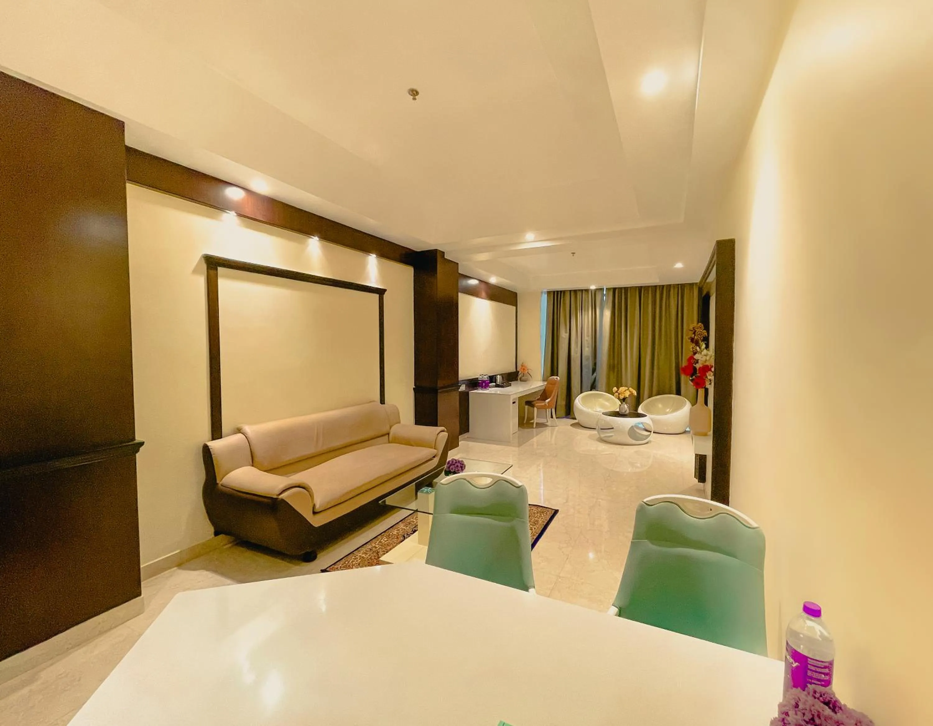 Dining area, Bed in Royal Orbit