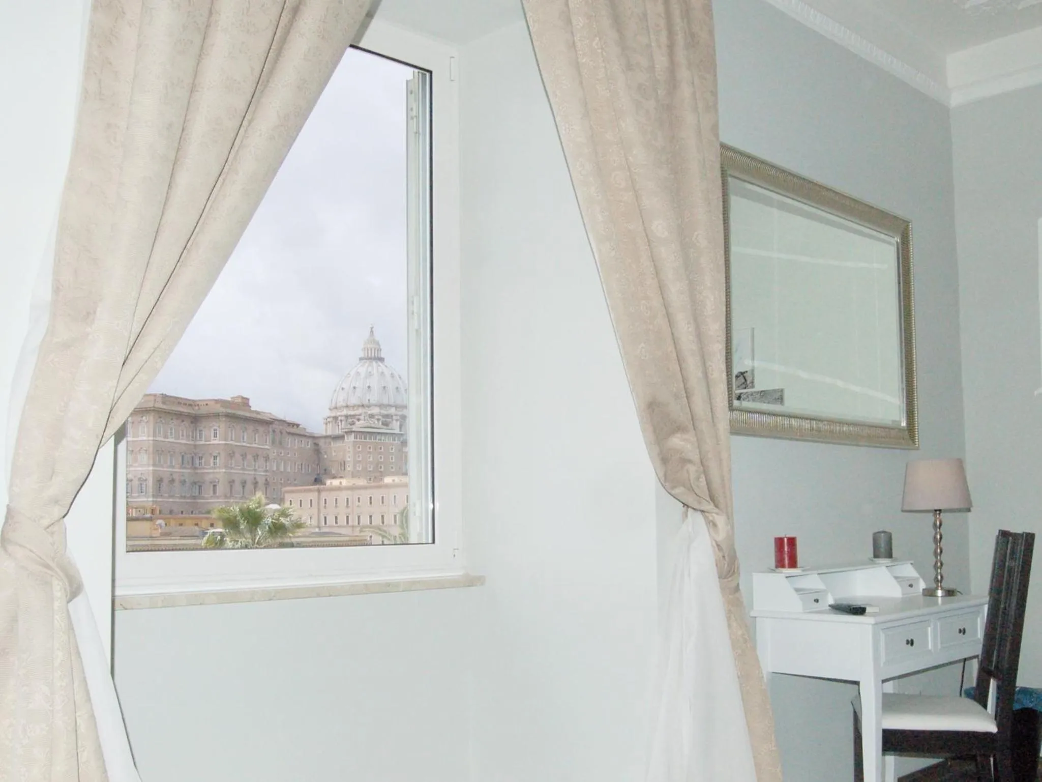 Bedroom in Luiza Vatican House