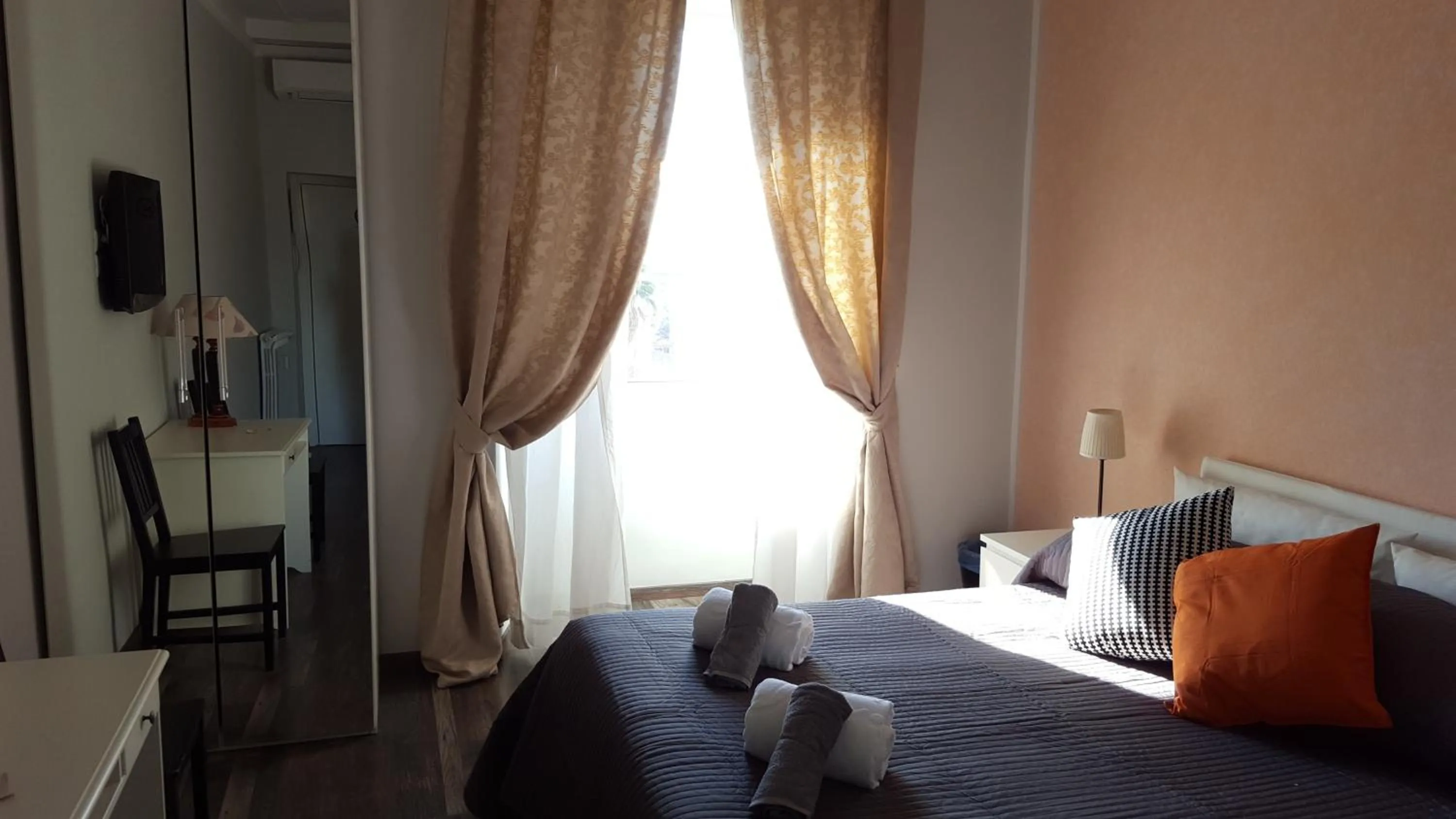 Bedroom, Bed in Luiza Vatican House