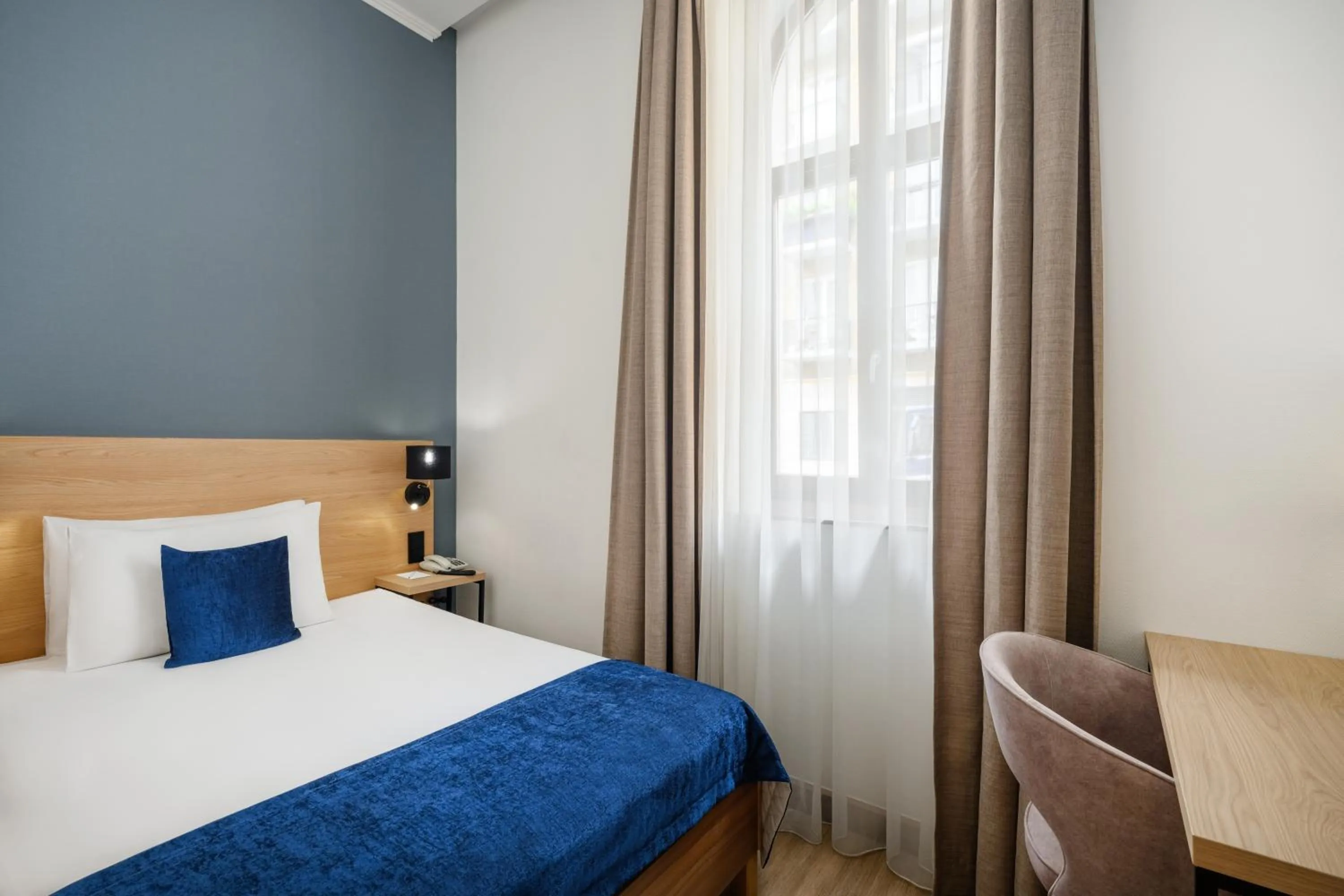 Bed in Hotel Bristol Budapest