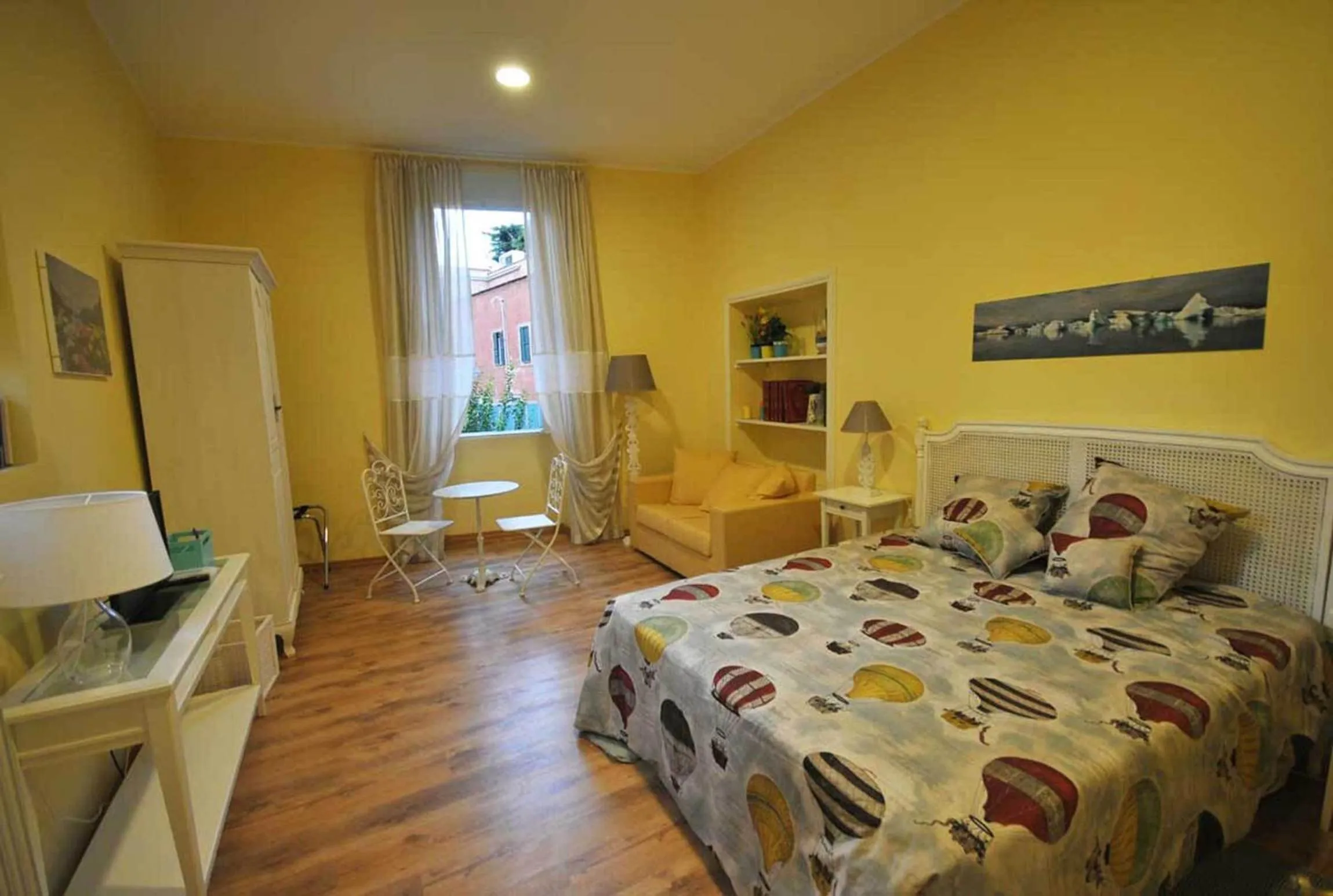 Photo of the whole room in Domus Ripetta