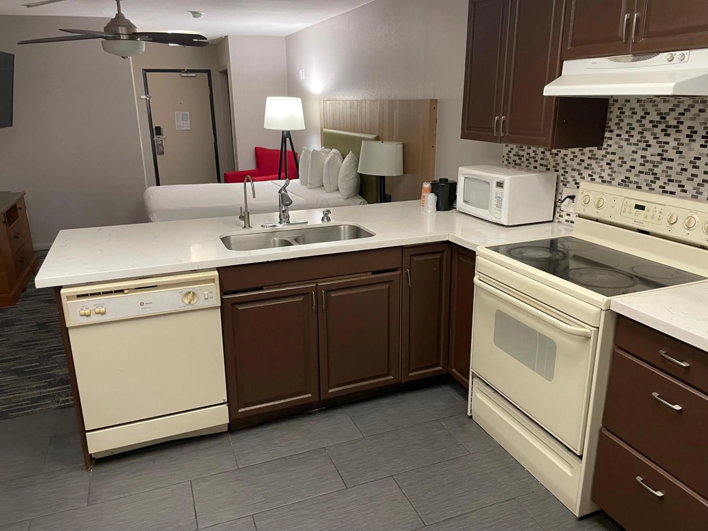 Kitchen or kitchenette in Country Inn & Suites by Radisson, Bakersfield, CA