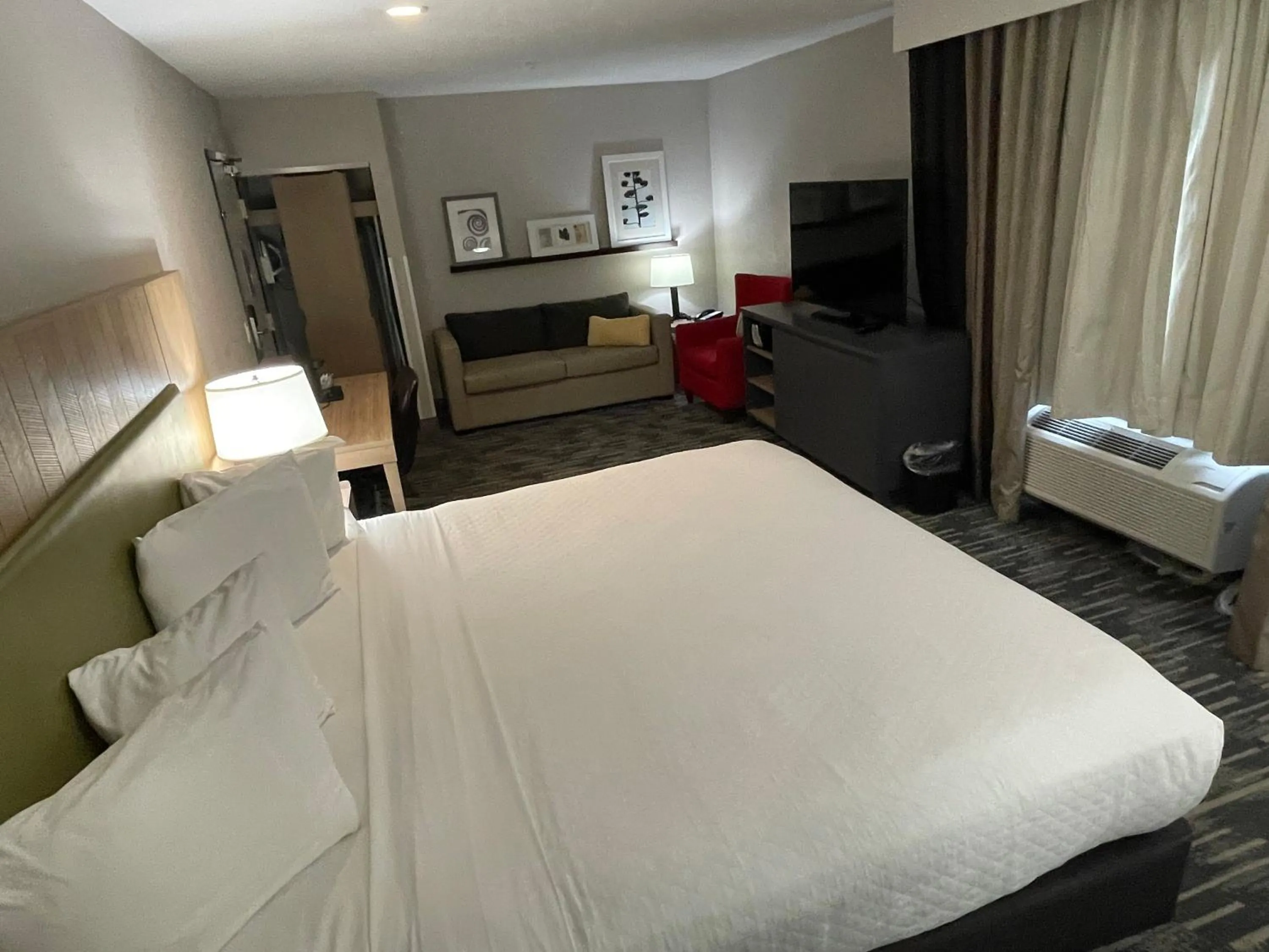 Bed in Country Inn & Suites by Radisson, Bakersfield, CA