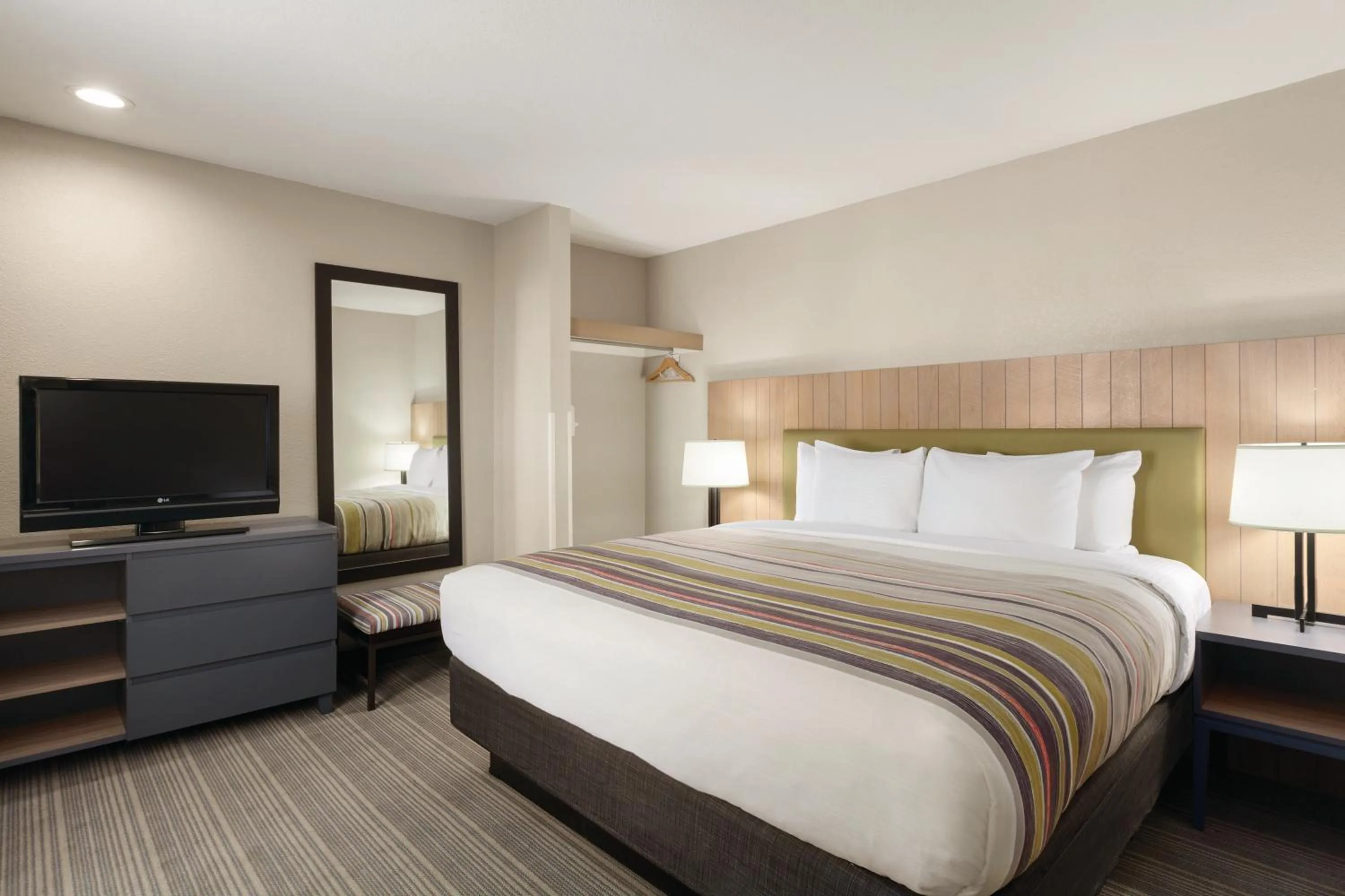 Bed in Country Inn & Suites by Radisson, Bakersfield, CA
