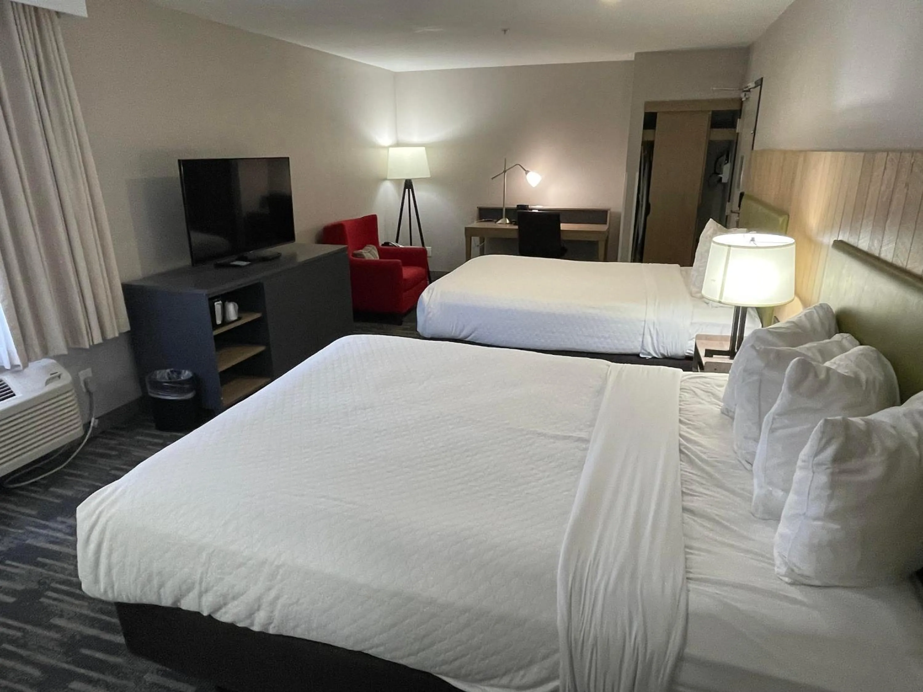 Bedroom, Bed in Country Inn & Suites by Radisson, Bakersfield, CA