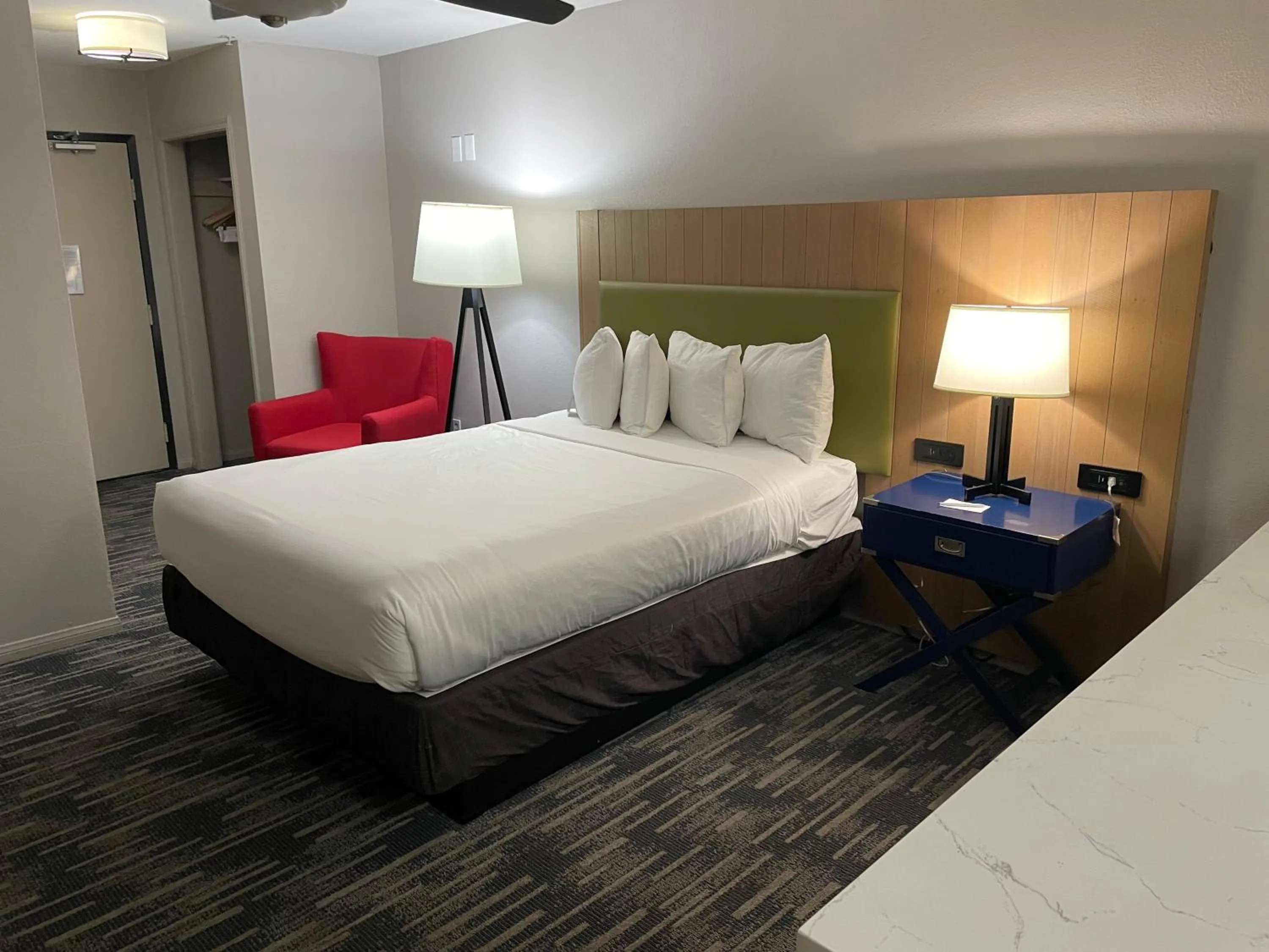 Bedroom, Bed in Country Inn & Suites by Radisson, Bakersfield, CA