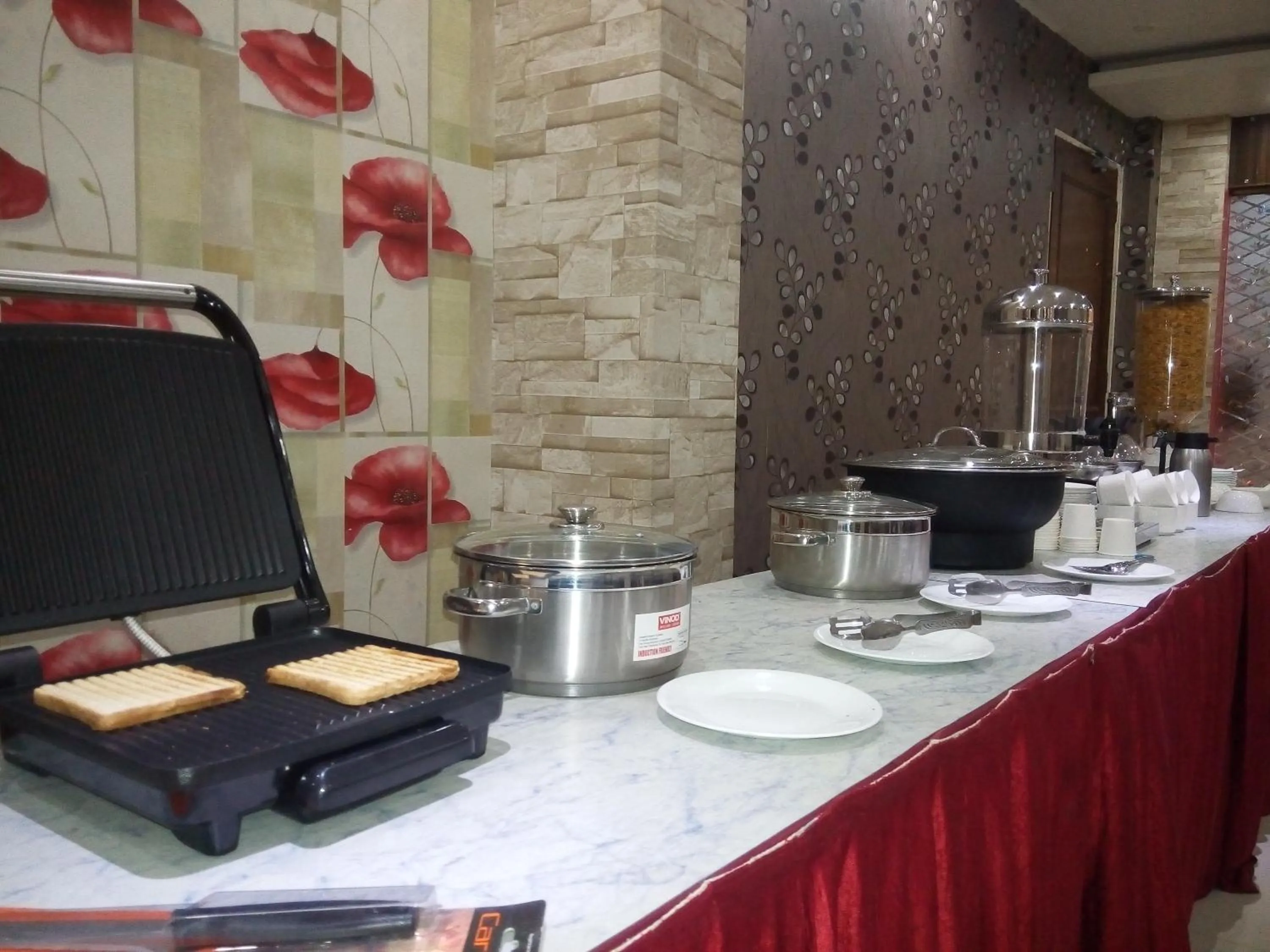 Restaurant/places to eat in Hotel Eastern Plaza