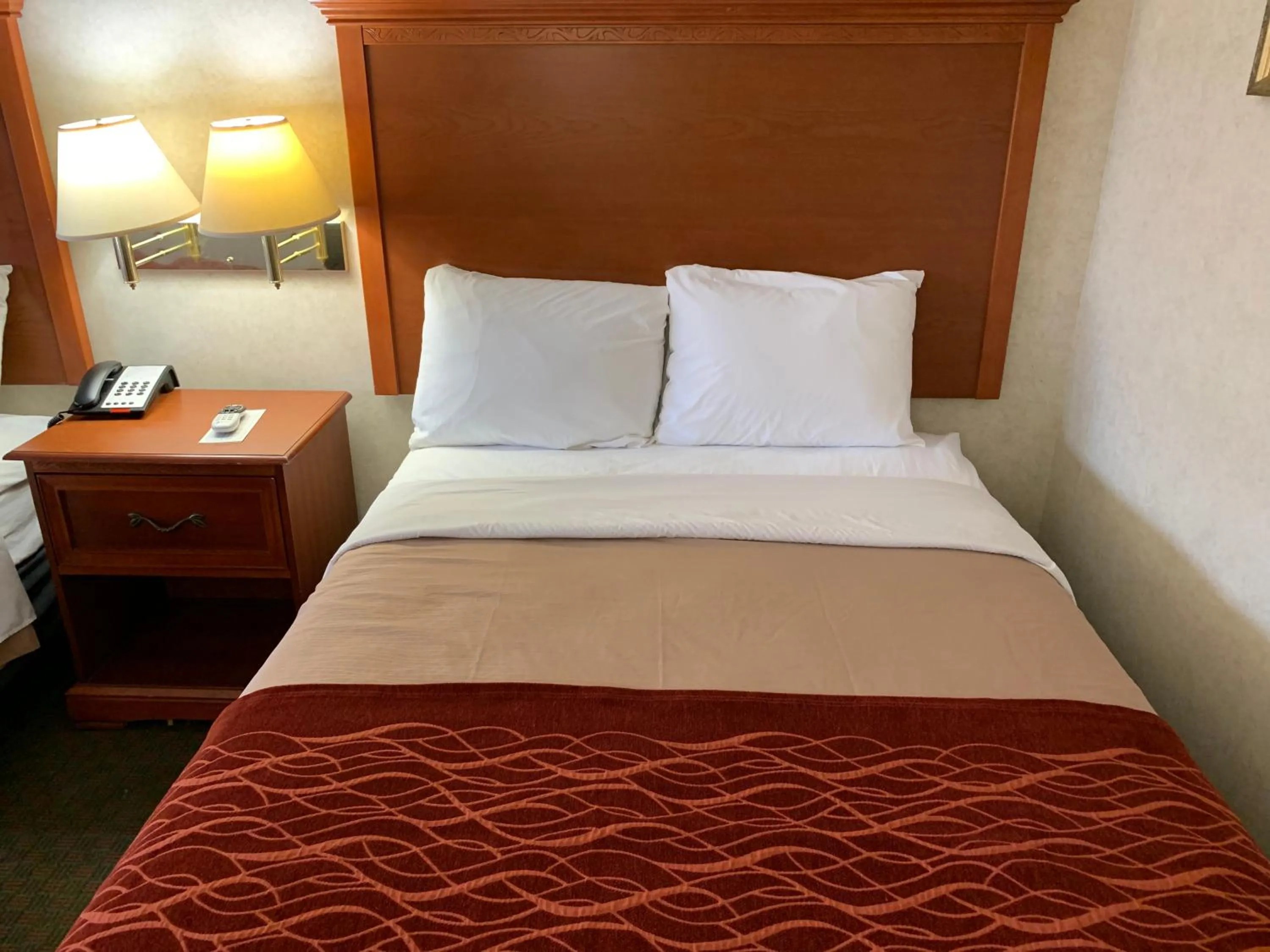 Bed in Coachman's Inn Motel